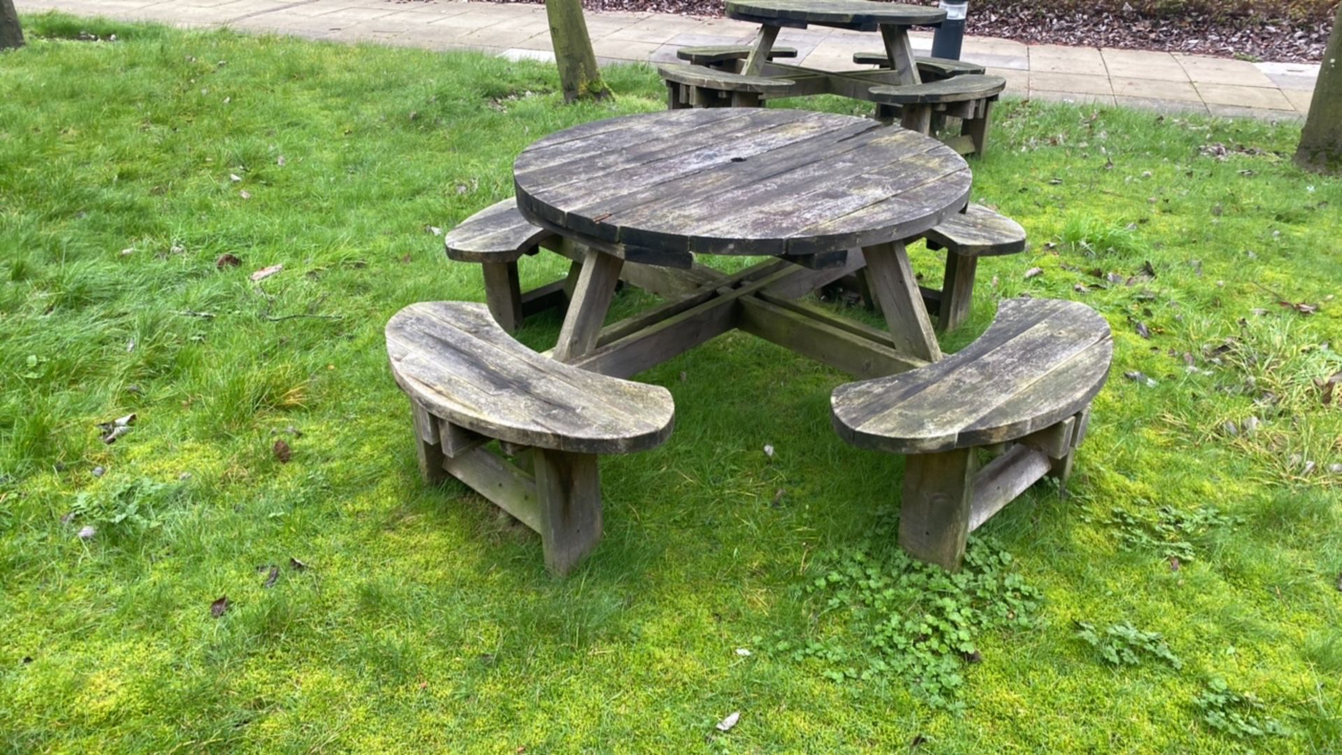 Outdoor Wooden Circular Seating Bench - Image 4 of 4
