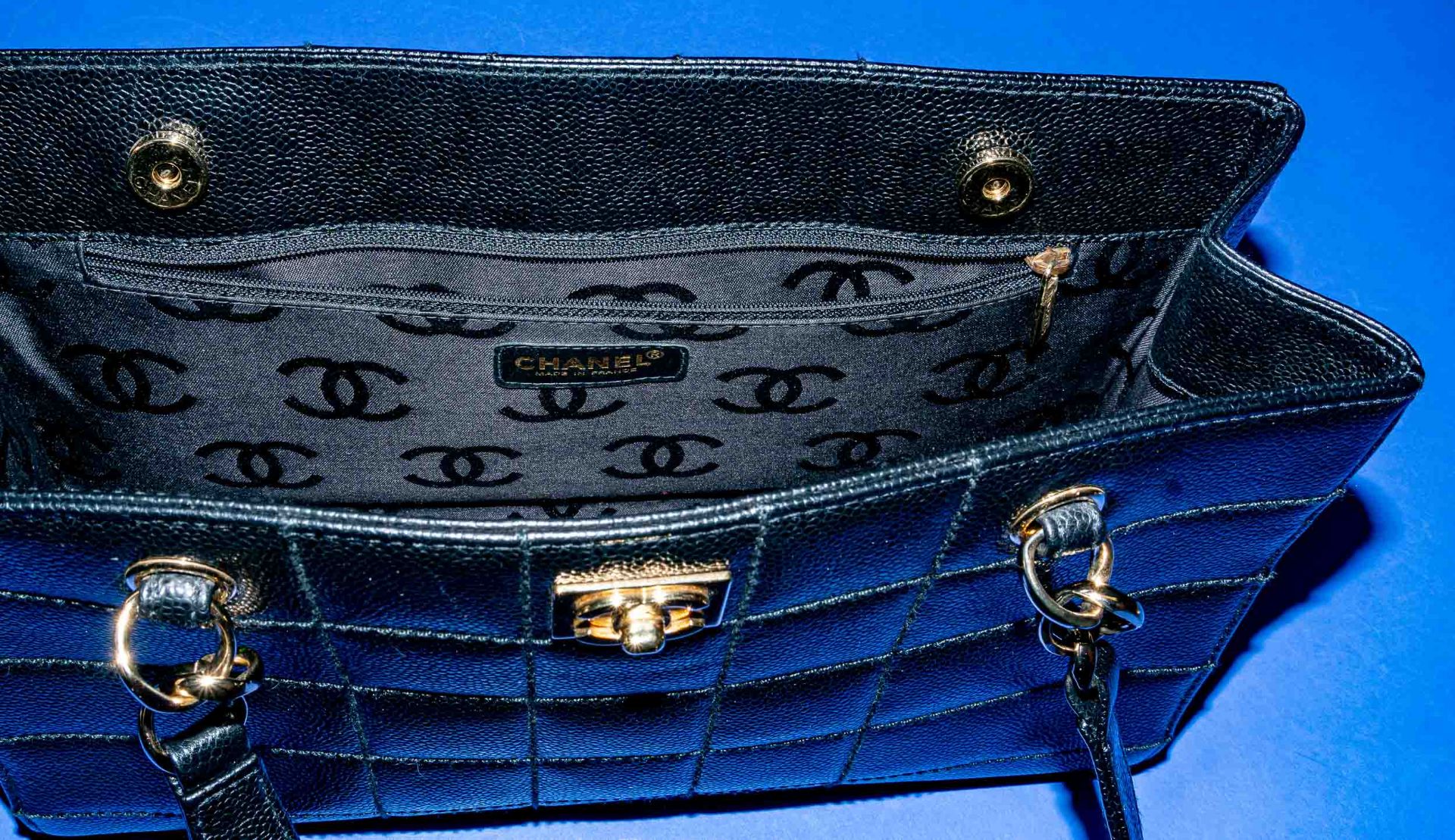 CHANEL, schwarze Lederhandtasche des Pariser Luxus-Labels, Taschennummer 7732591. Sehr schöner, wen - Image 7 of 9