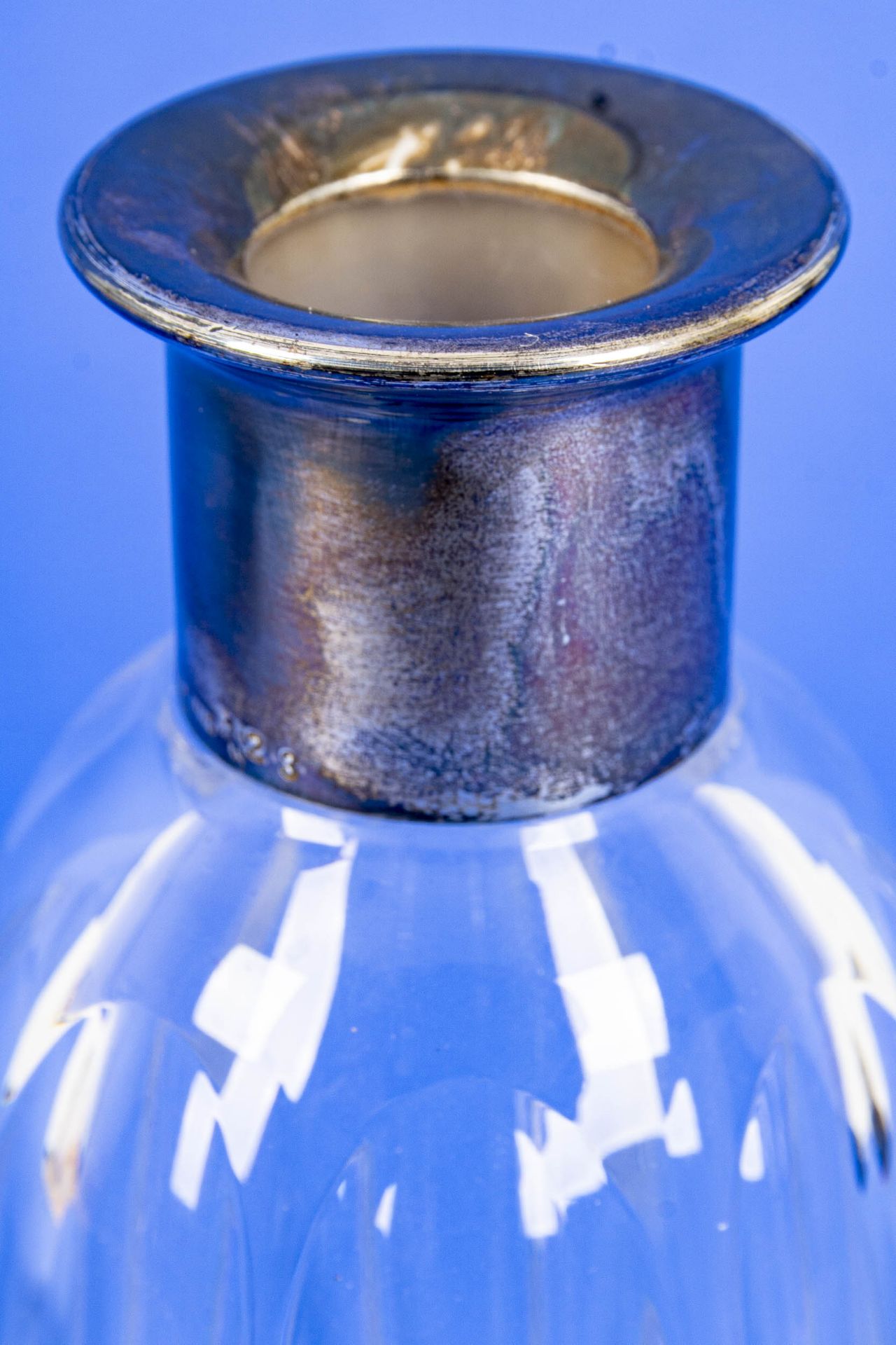 2 schwere dickwandige Kristallglas-Karaffen mit 925er Sterlingsilbermonturen. Höhe je ca. 27,5 cm. - Image 9 of 11