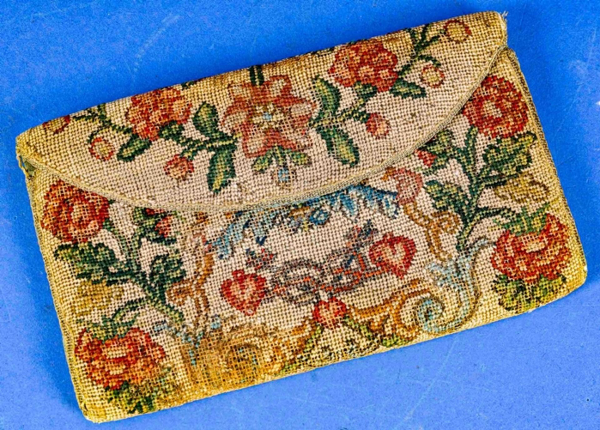 Antike Brieftasche, aufwändige Petit-Point-Stickerei, innen mit bläulichem Seidenstoff ausgekleidet