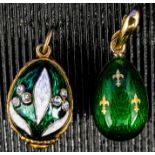 2 eiförmige Kettenanhänger, 1 x 750er Gelbgoldfassung, limitierte "Fabergé-Edition Nr. 730 von 1000