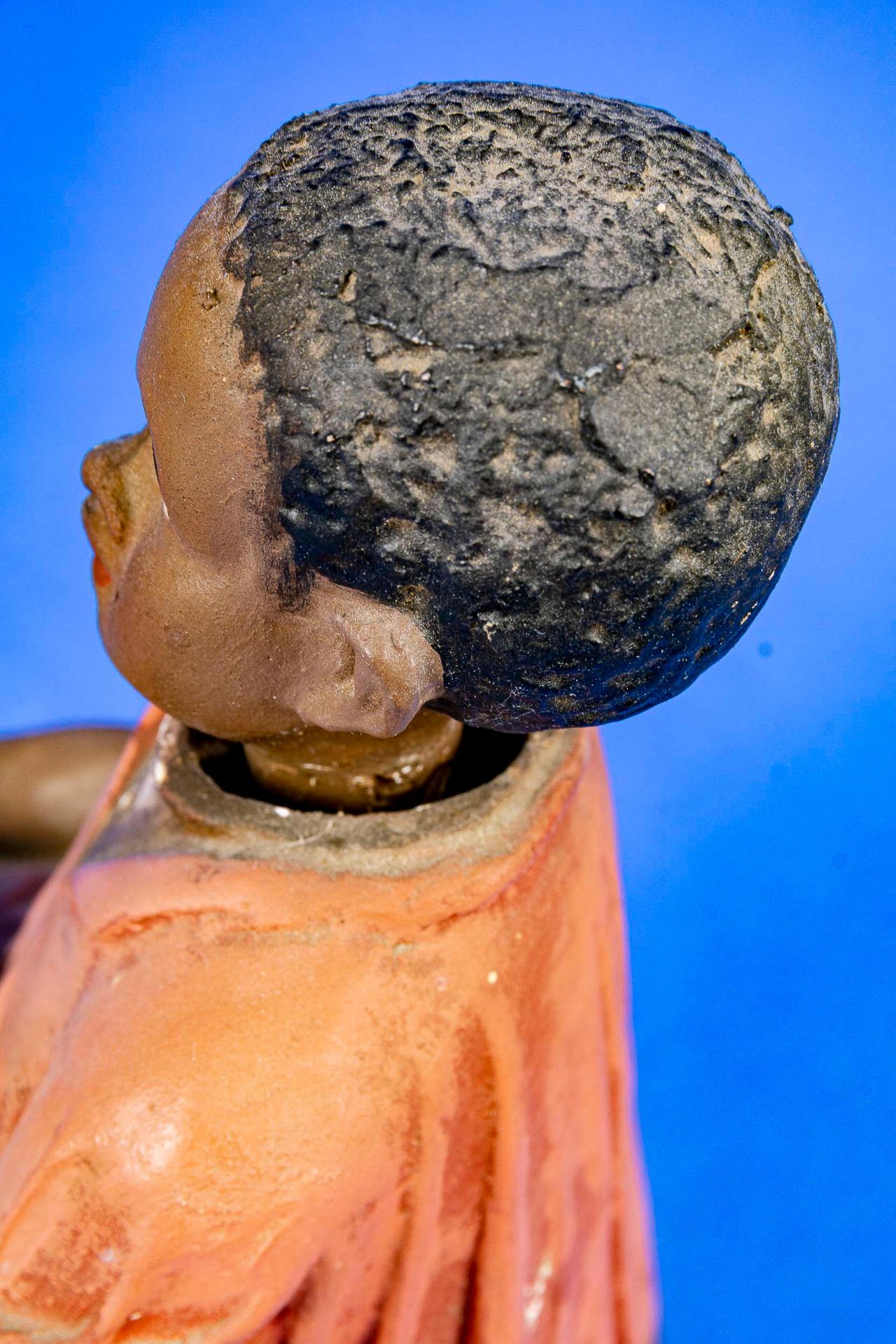 Antike Spardose, polychrom staffierter Stuckgips in Form eines afrikanischen jungen Mädchens mit We - Bild 9 aus 9