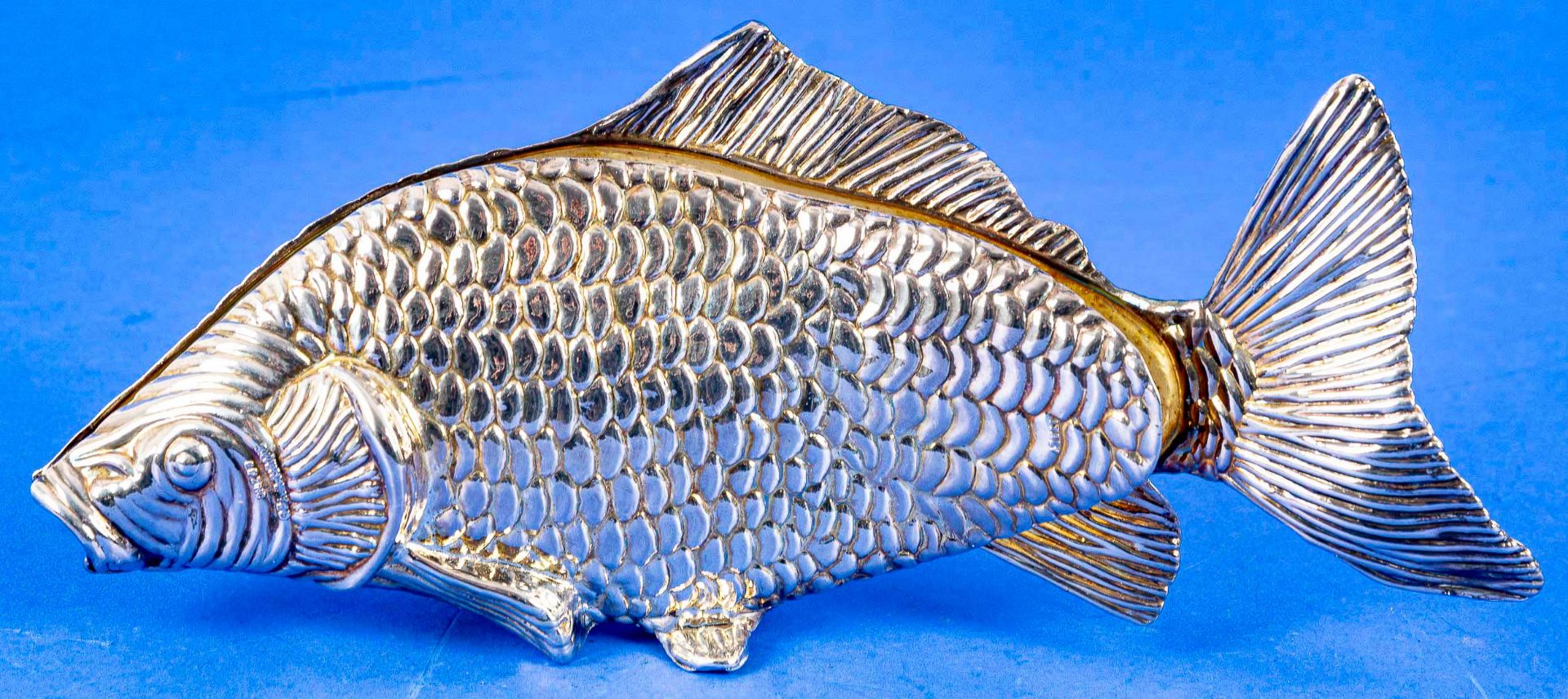 Serviettenhalter in Karpfenform, versilbertes Metall, Länge ca. 21 cm. - Bild 2 aus 8