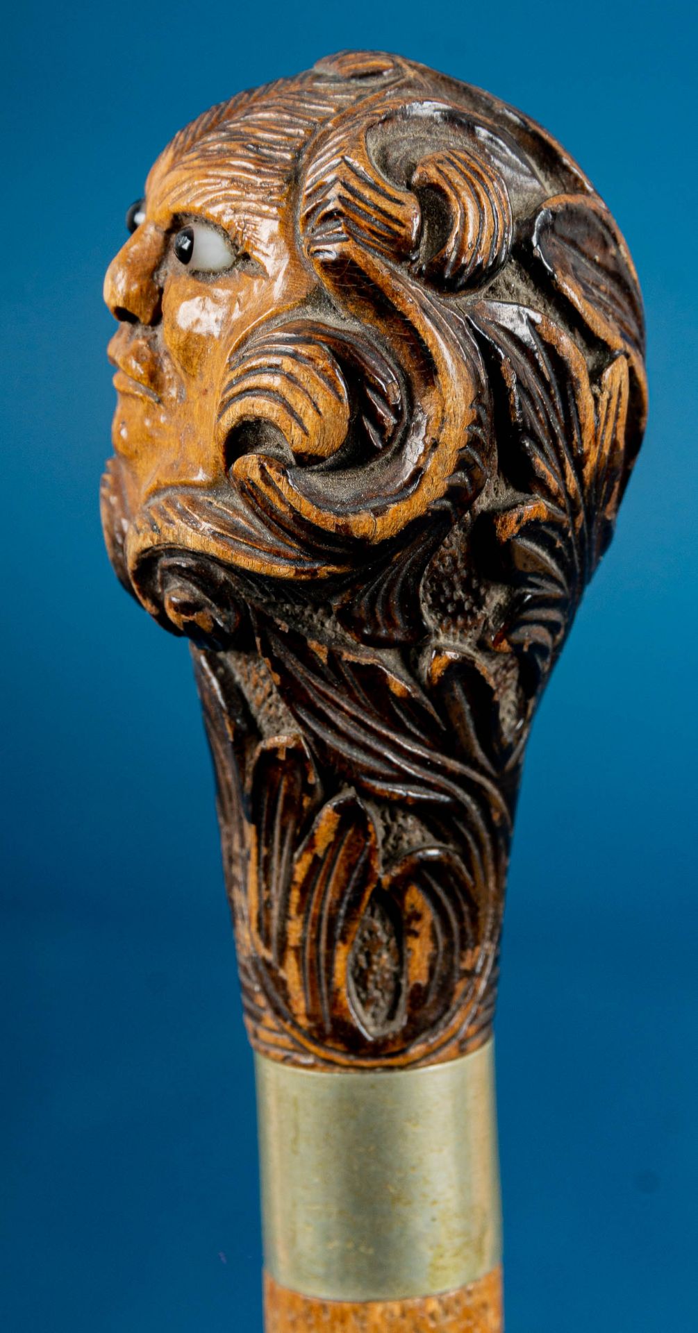 Antiker Spazierstock, Knauf in Form eines plastisch geschnitzten Männerkopfes mit lockigem Haar & e - Bild 3 aus 6