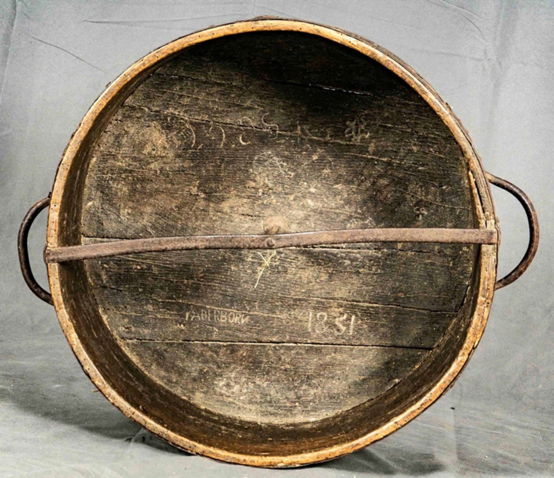 Antiker runder Holzbottich, Boden aus Eiche, der Seitenrahmen wohl aus Nussbaum, auch unterseitig a - Bild 5 aus 8