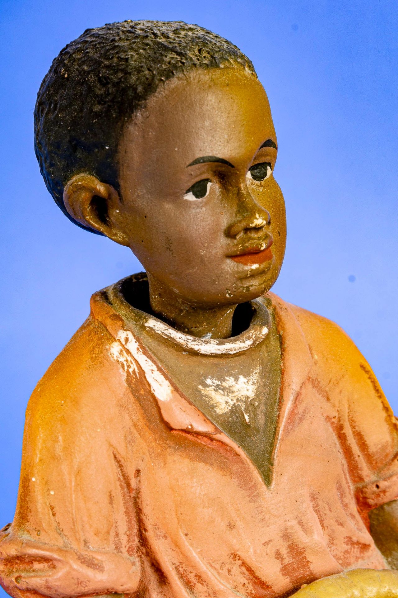 Antike Spardose, polychrom staffierter Stuckgips in Form eines afrikanischen jungen Mädchens mit We - Bild 3 aus 9