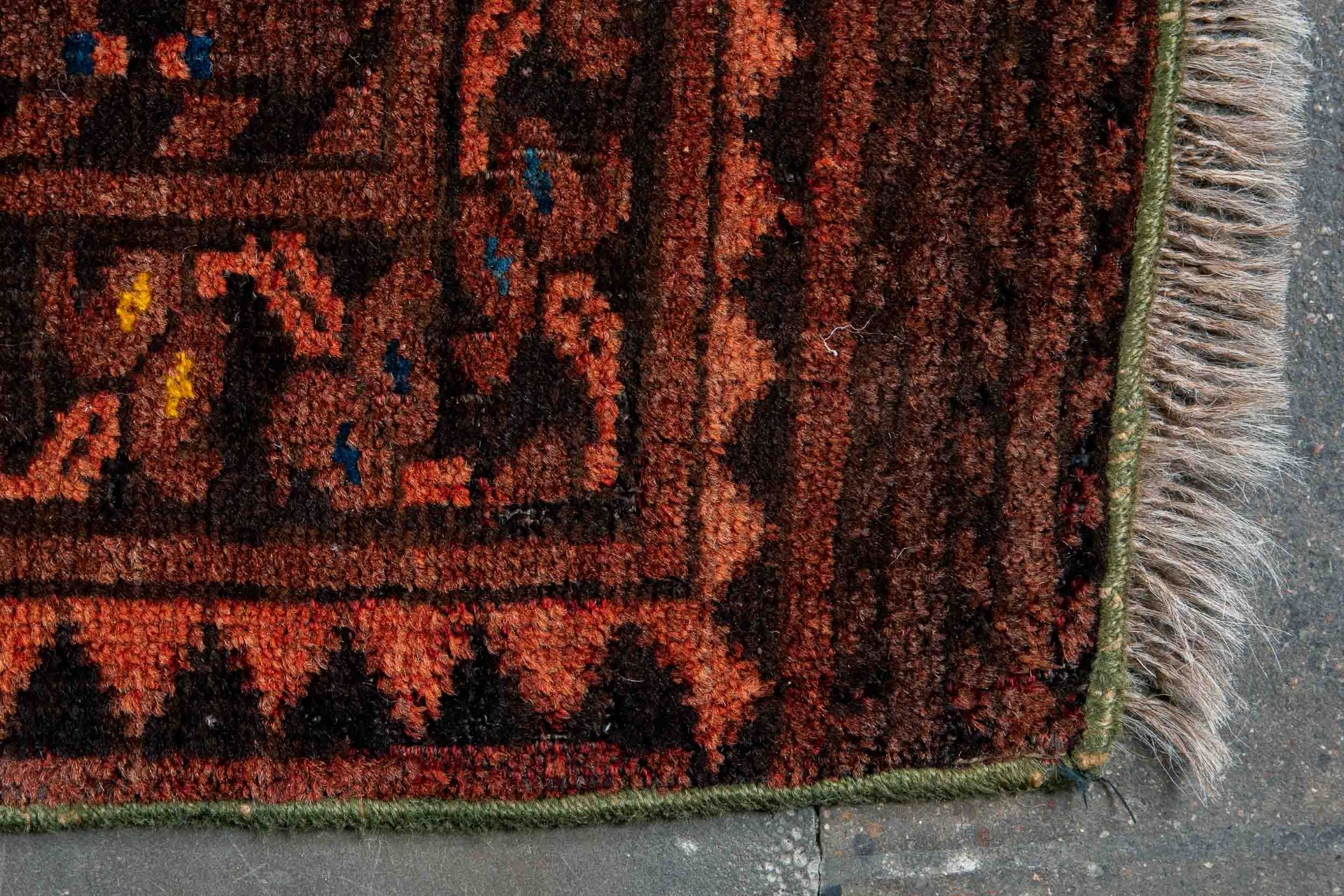Ältere Afghan-Teppichbrücke, Mitte 20. Jhdt., rot-bräunliche Farbtöne, Fond mit 3 großen Güls, geri - Bild 4 aus 5