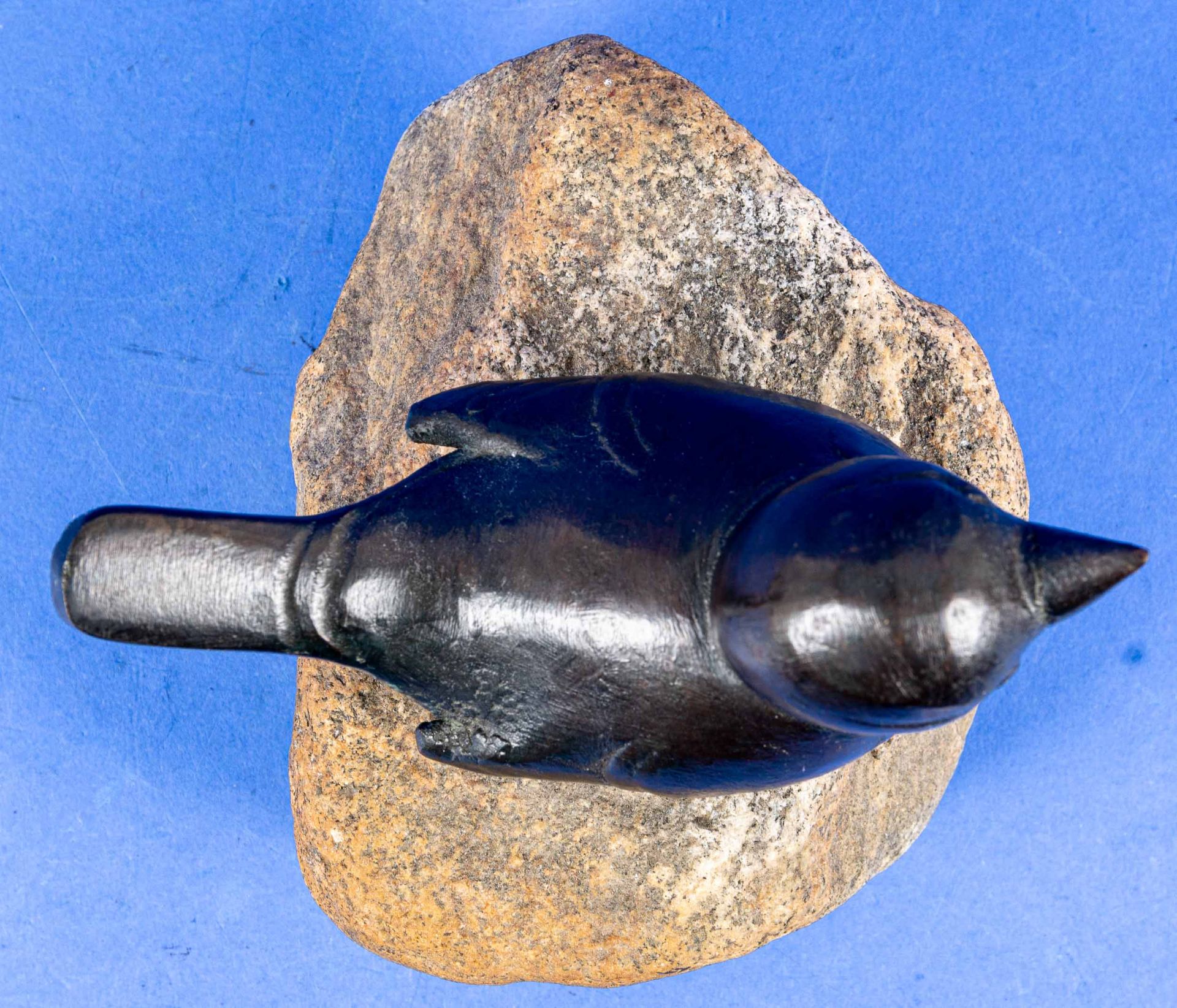 "Sitzender Spatz" auf Natursteinsockel; bronzierter Metallguss, unsigniert; Spatz ca. 14 cm, Durchm - Image 6 of 6