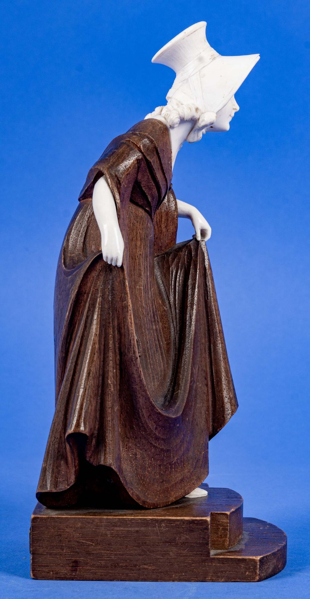 "Mädchen in Biedermeier-Tracht", Chryselephantin Skulptur/Figur, Mahagoni geschnitzt, Schuh, Untera - Image 3 of 11