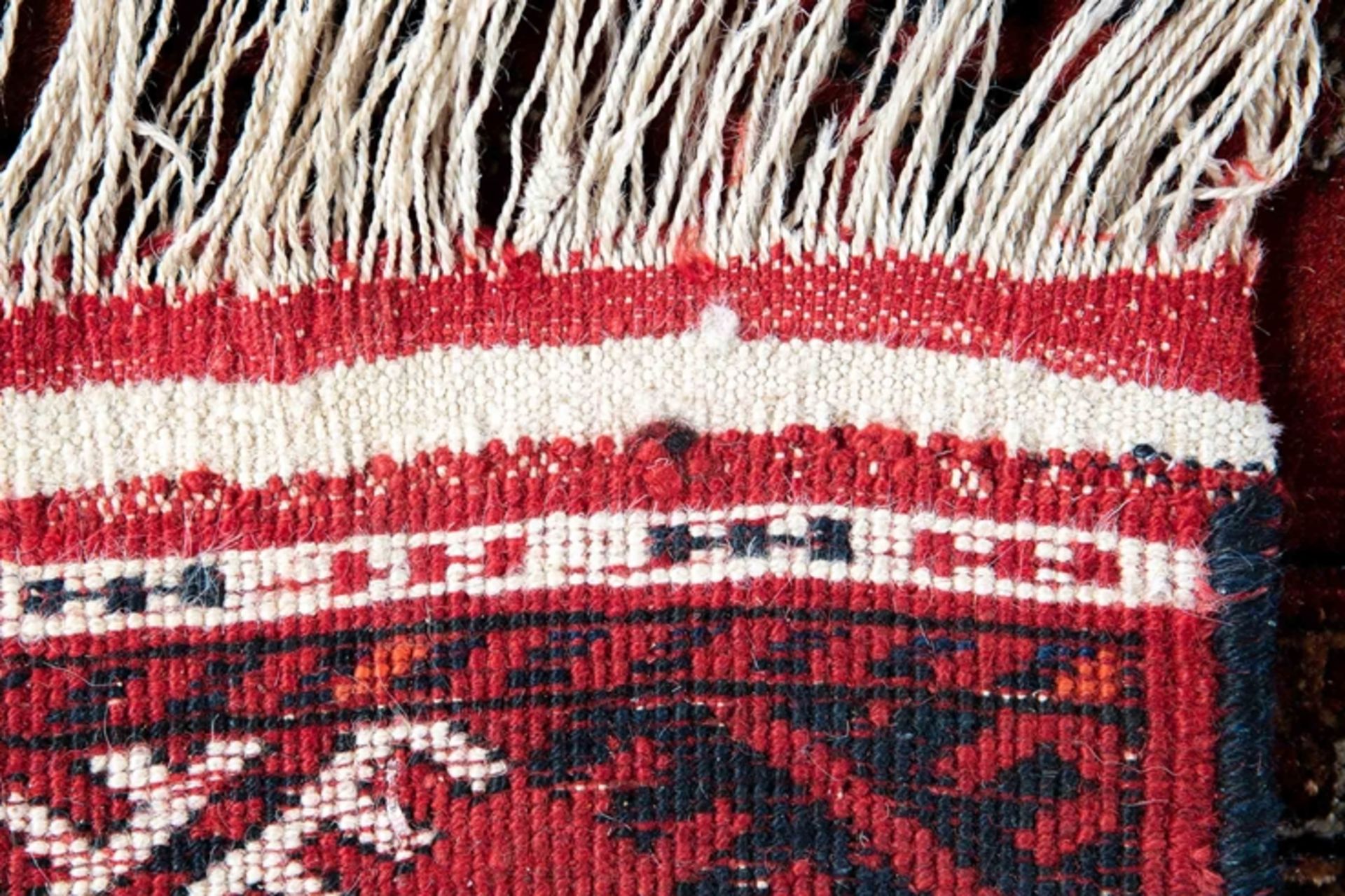 Älterer Buchara-Teppich in dezenten Rot-Braun Tönen; rötlicher Fond mit insgesamt 64 Güls; ca. 200  - Bild 7 aus 7