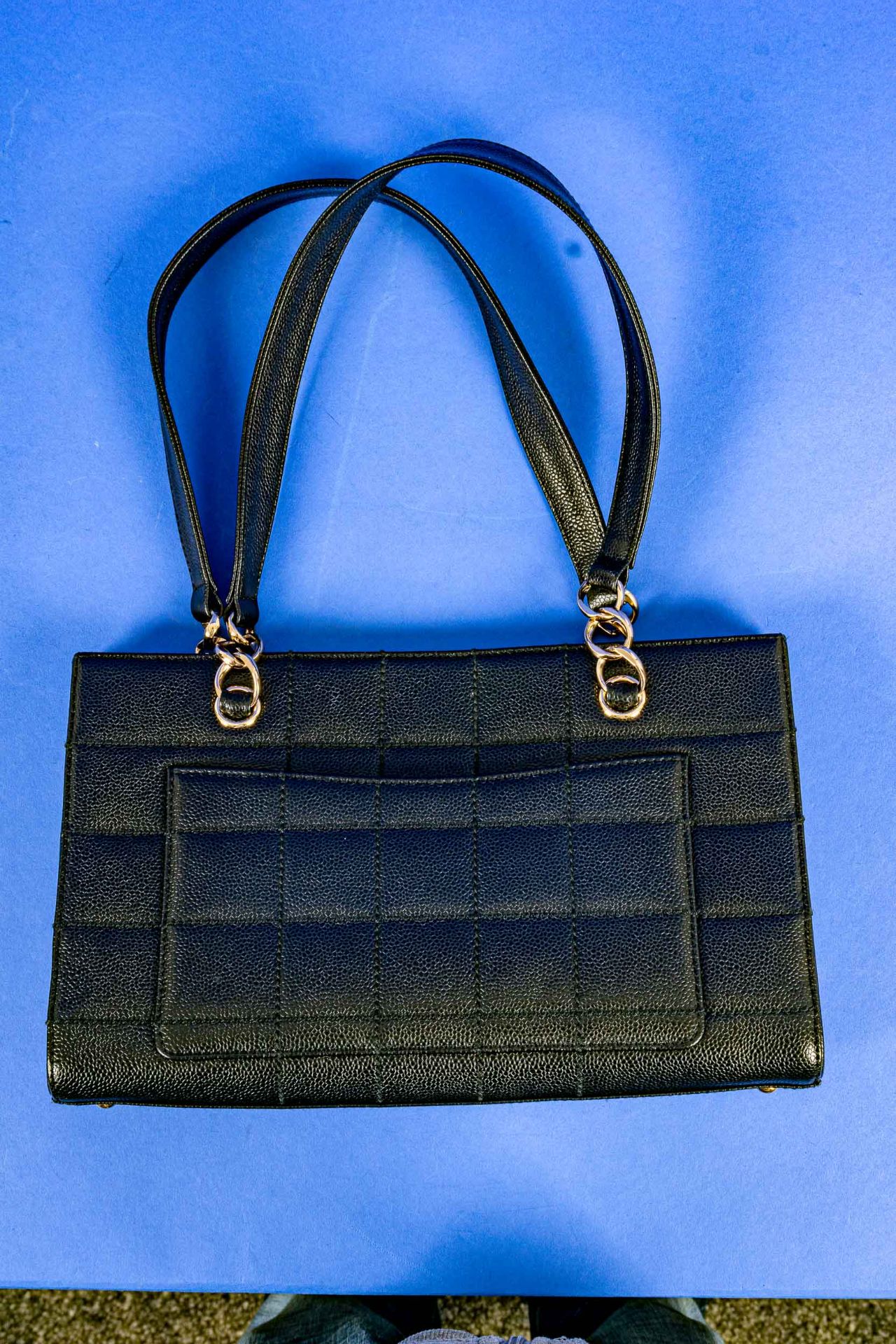 CHANEL, schwarze Lederhandtasche des Pariser Luxus-Labels, Taschennummer 7732591. Sehr schöner, wen - Image 5 of 9