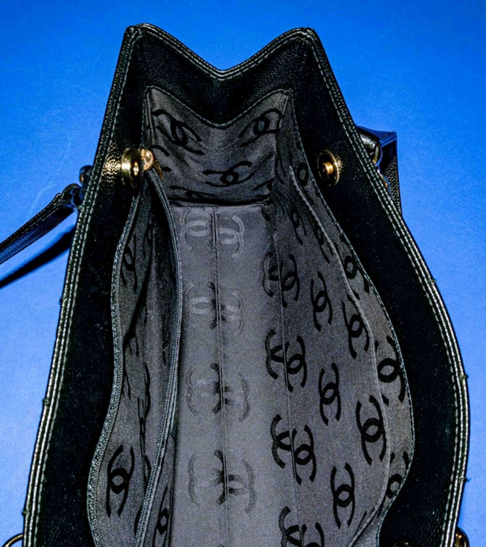 CHANEL, schwarze Lederhandtasche des Pariser Luxus-Labels, Taschennummer 7732591. Sehr schöner, wen - Image 8 of 9