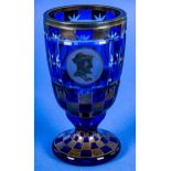 Prachtvoller "Silver-Overlay" Glaspokal, blau überfangenes schweres Kristallglas mit Silberauflaged
