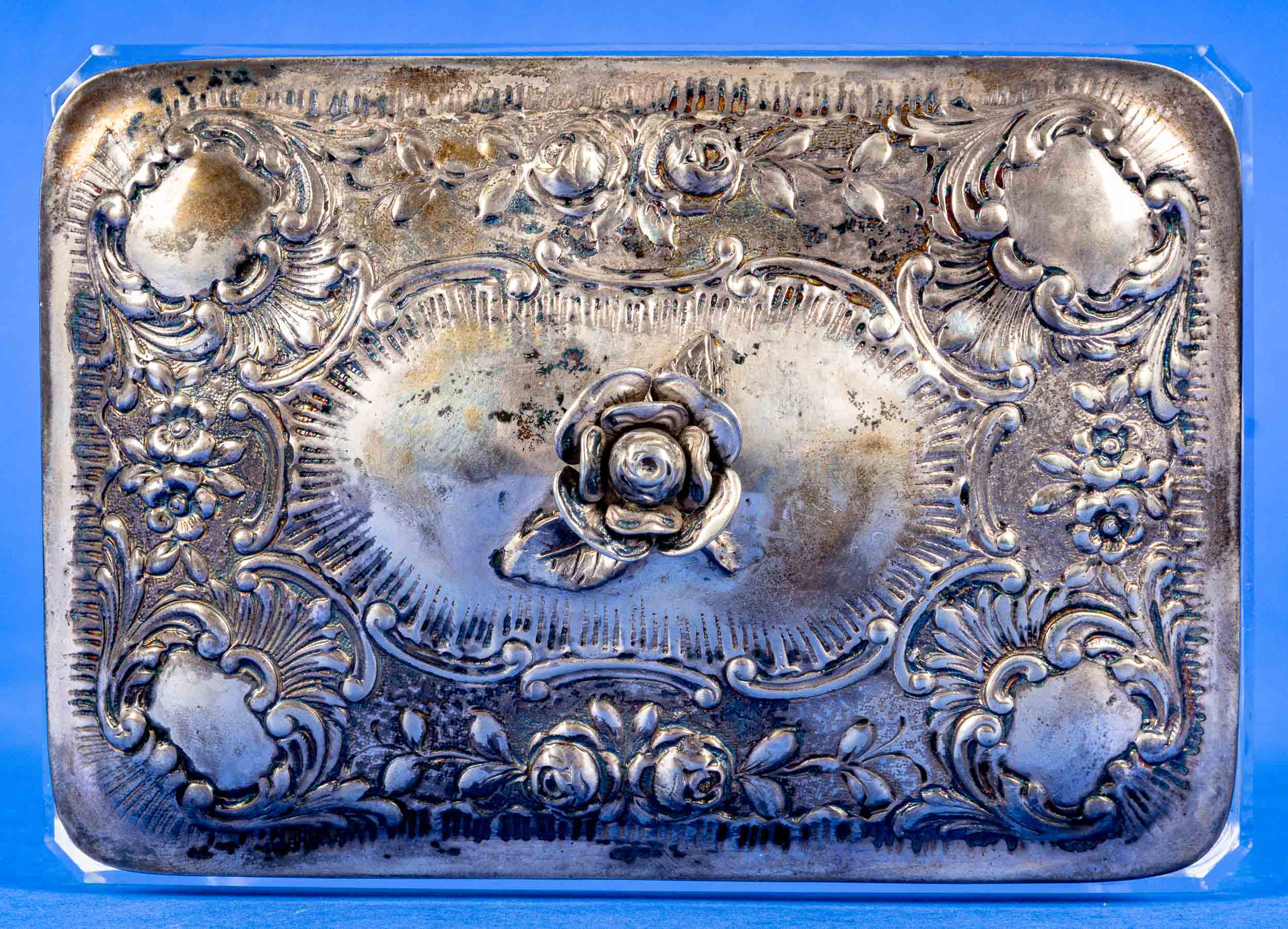 Rechteckige Glasschale mit rosenverziertem 800er Silberdeckel ( ca. 13 x 9 cm, ca. 126 gr.), innens - Image 4 of 13