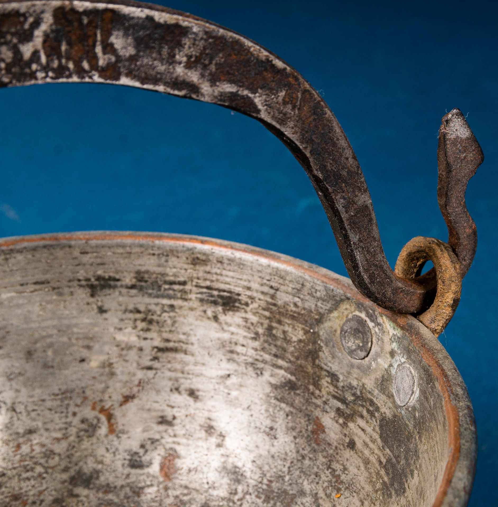 3tlg. Konvolut versch. alter oder antiker Kupfergefäße, bestehend aus: Henkelschale (Durchmesser ca - Image 10 of 23