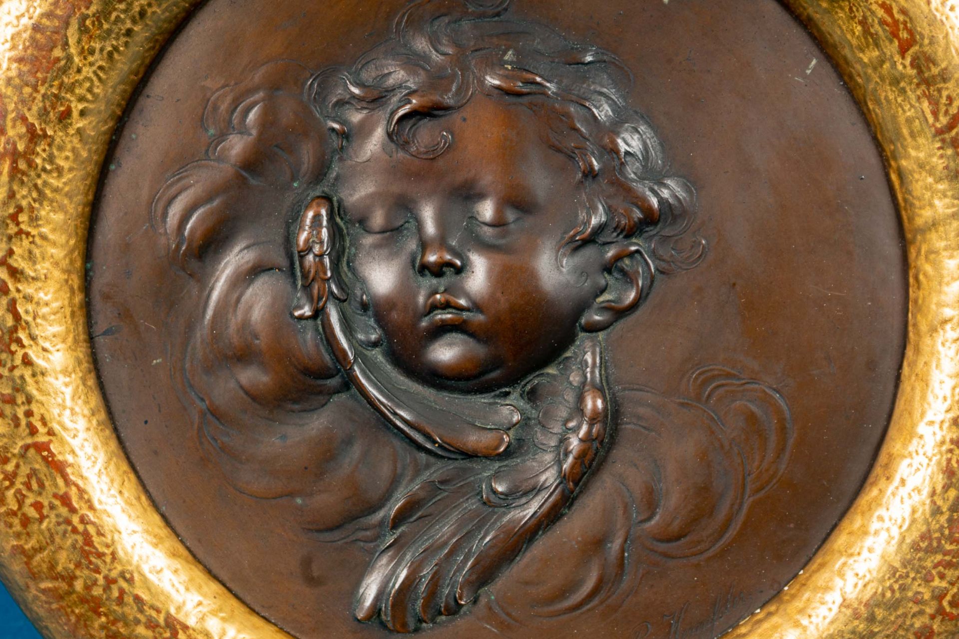 Rundes Reliefbild "schlafender Putto", um 1900, bronzierte, plastisch ausgearbeitete metallische Pl - Bild 3 aus 5
