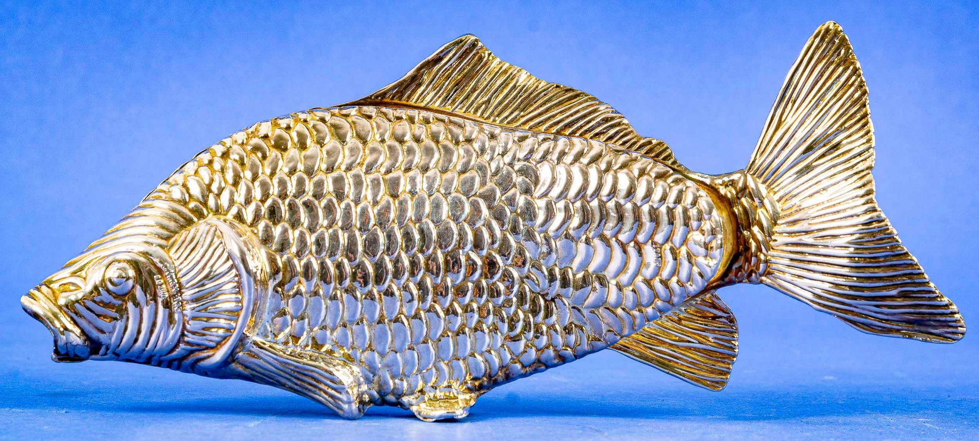 Serviettenhalter in Karpfenform, versilbertes Metall, Länge ca. 21 cm.