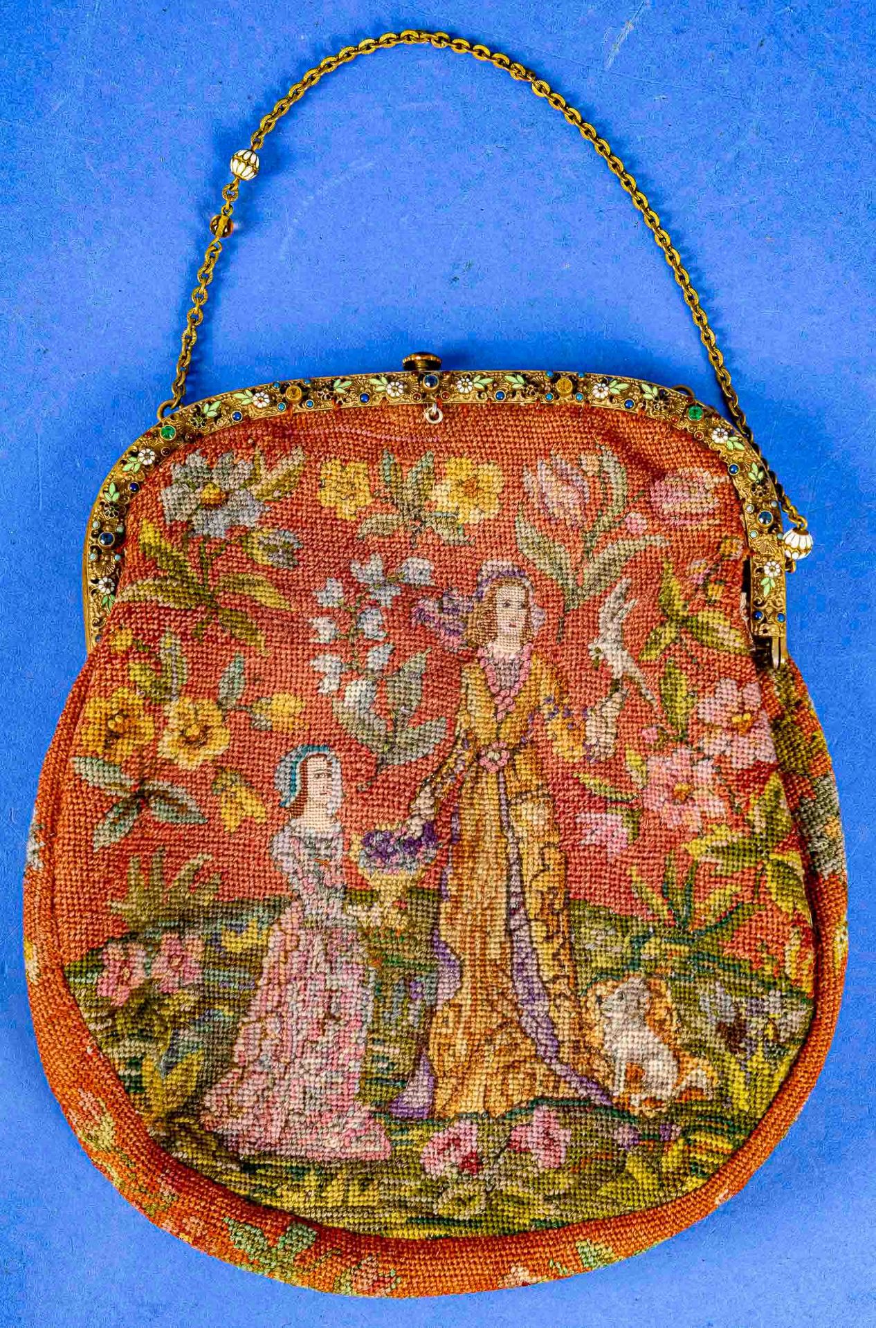 Antike Handtasche mit polychromer, filigraner Gobelin-Stickerei, die vergoldete Metall-Montur aufwä
