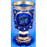 Äußerst aufwändiger schwerer Pokalglasbecher aus dickwandigem Blauglas mit detailreichen handgemalt