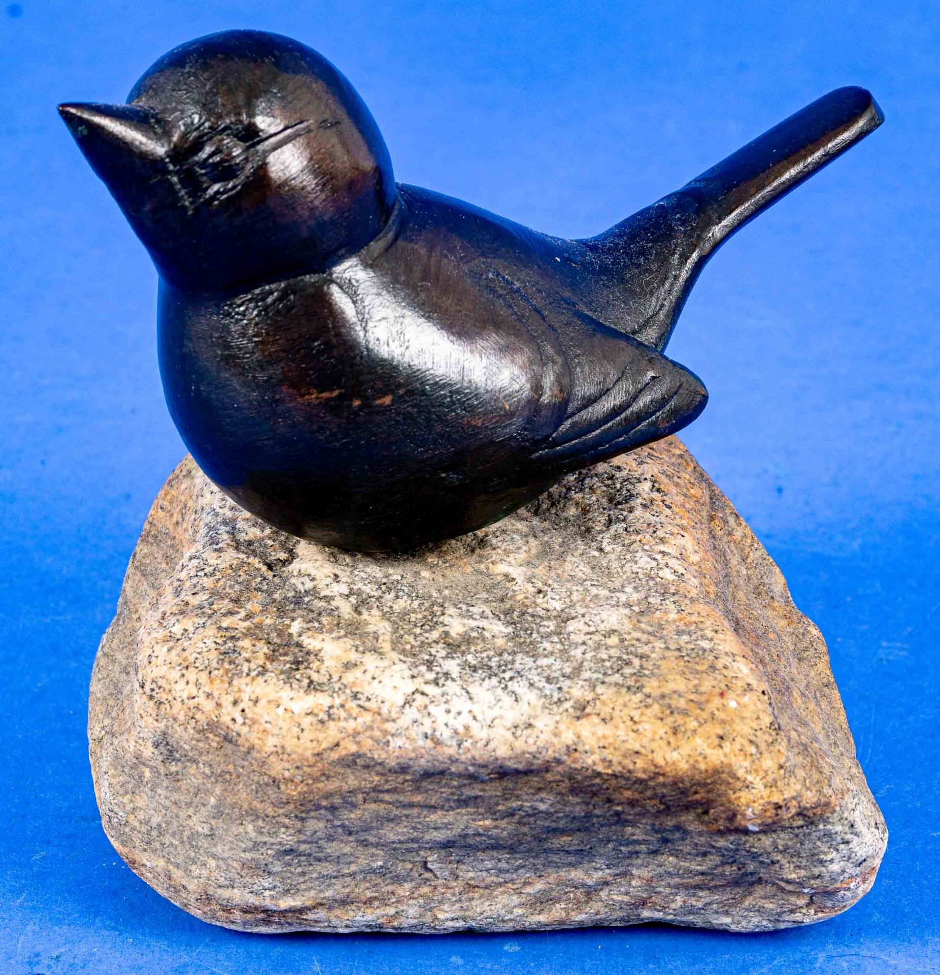 "Sitzender Spatz" auf Natursteinsockel; bronzierter Metallguss, unsigniert; Spatz ca. 14 cm, Durchm