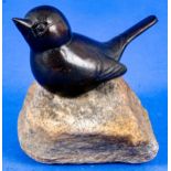 "Sitzender Spatz" auf Natursteinsockel; bronzierter Metallguss, unsigniert; Spatz ca. 14 cm, Durchm