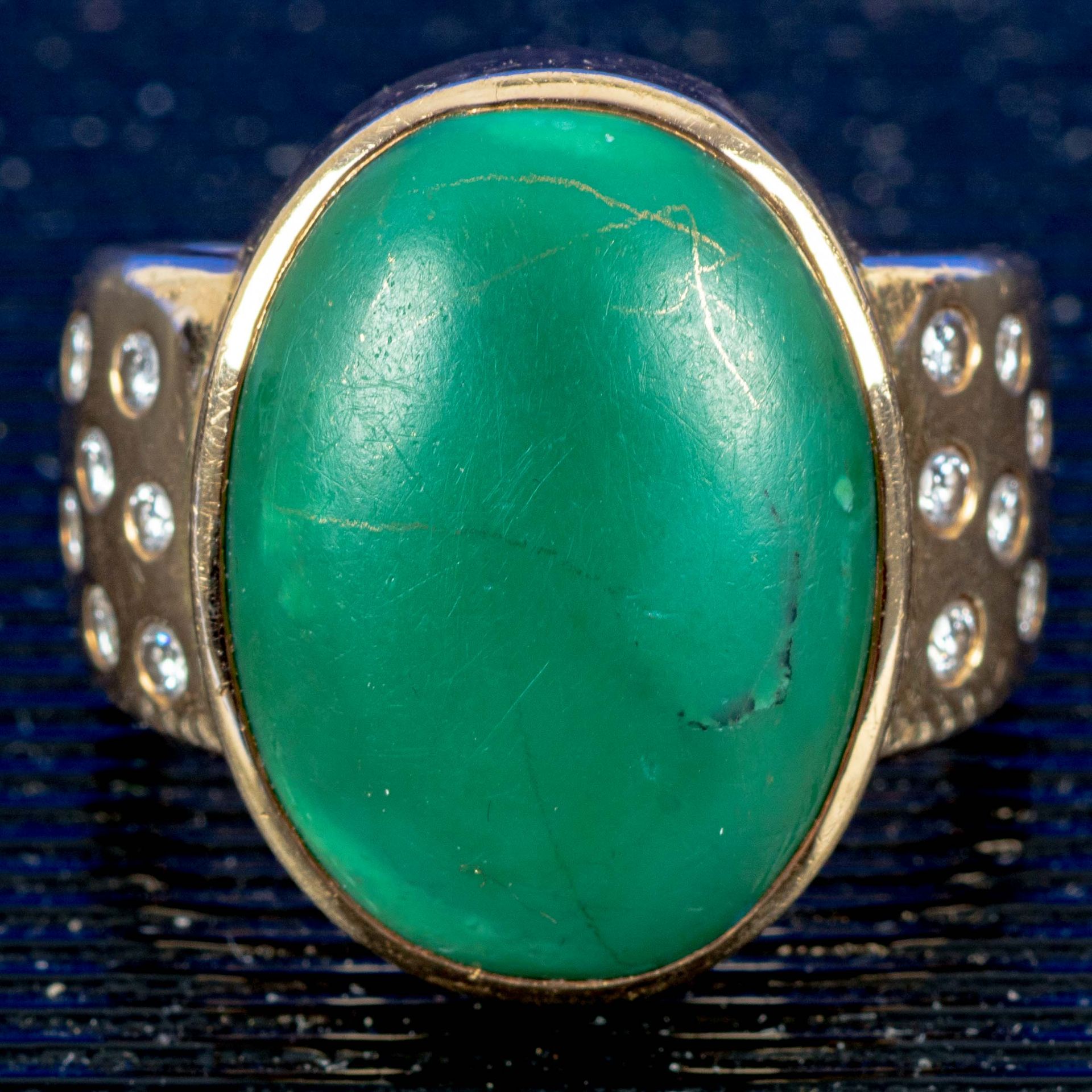 Schwerer 585er Gelbgoldring mit grünem Jade - Cabochon; vor wenigen Jahren von Juwelier Bade, Celle - Bild 5 aus 10