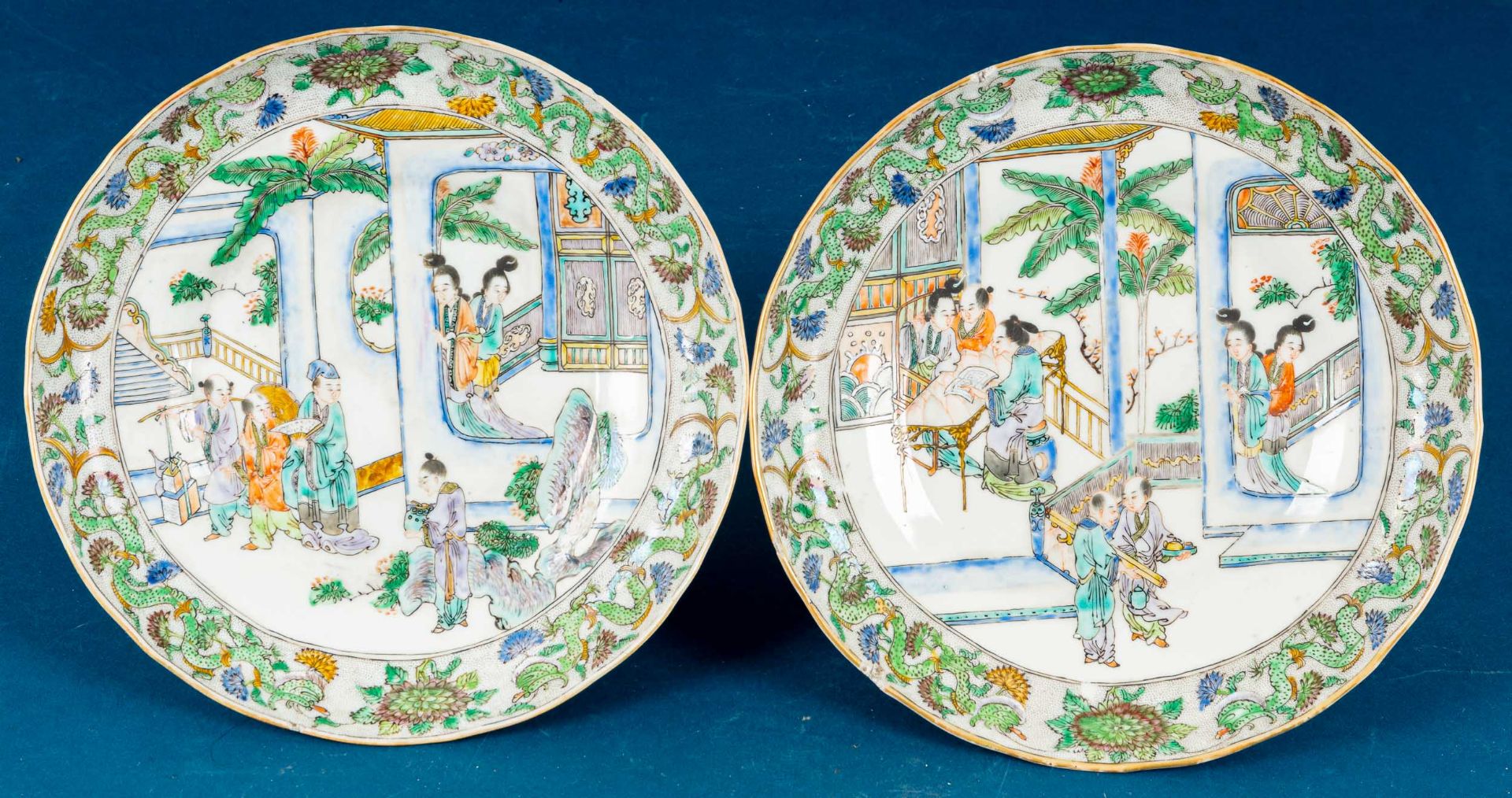 Paar alter oder antiker chinesischer Fußschalen, Weißporzellan mit polychromen figural-, floral- un