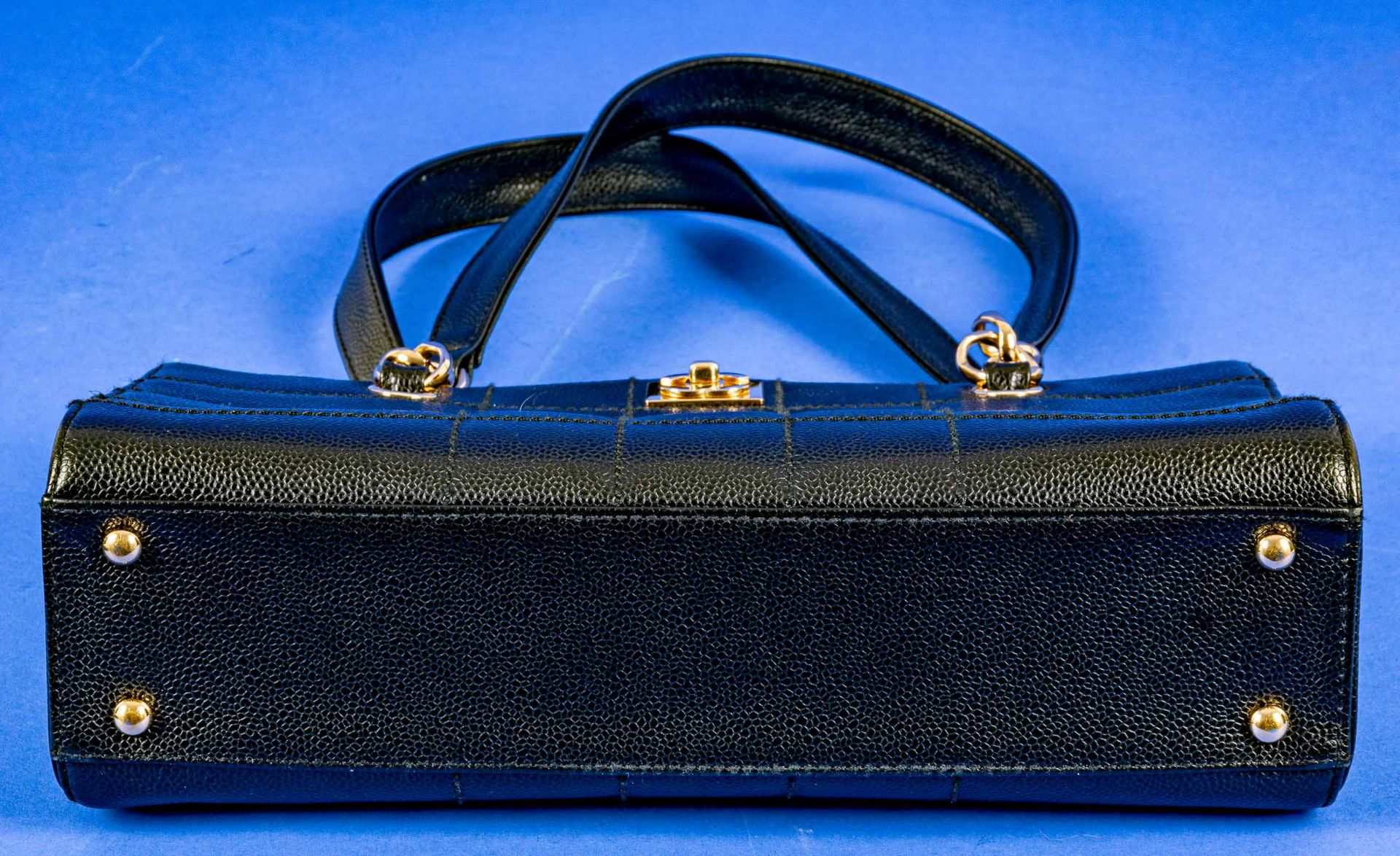 CHANEL, schwarze Lederhandtasche des Pariser Luxus-Labels, Taschennummer 7732591. Sehr schöner, wen - Image 4 of 9