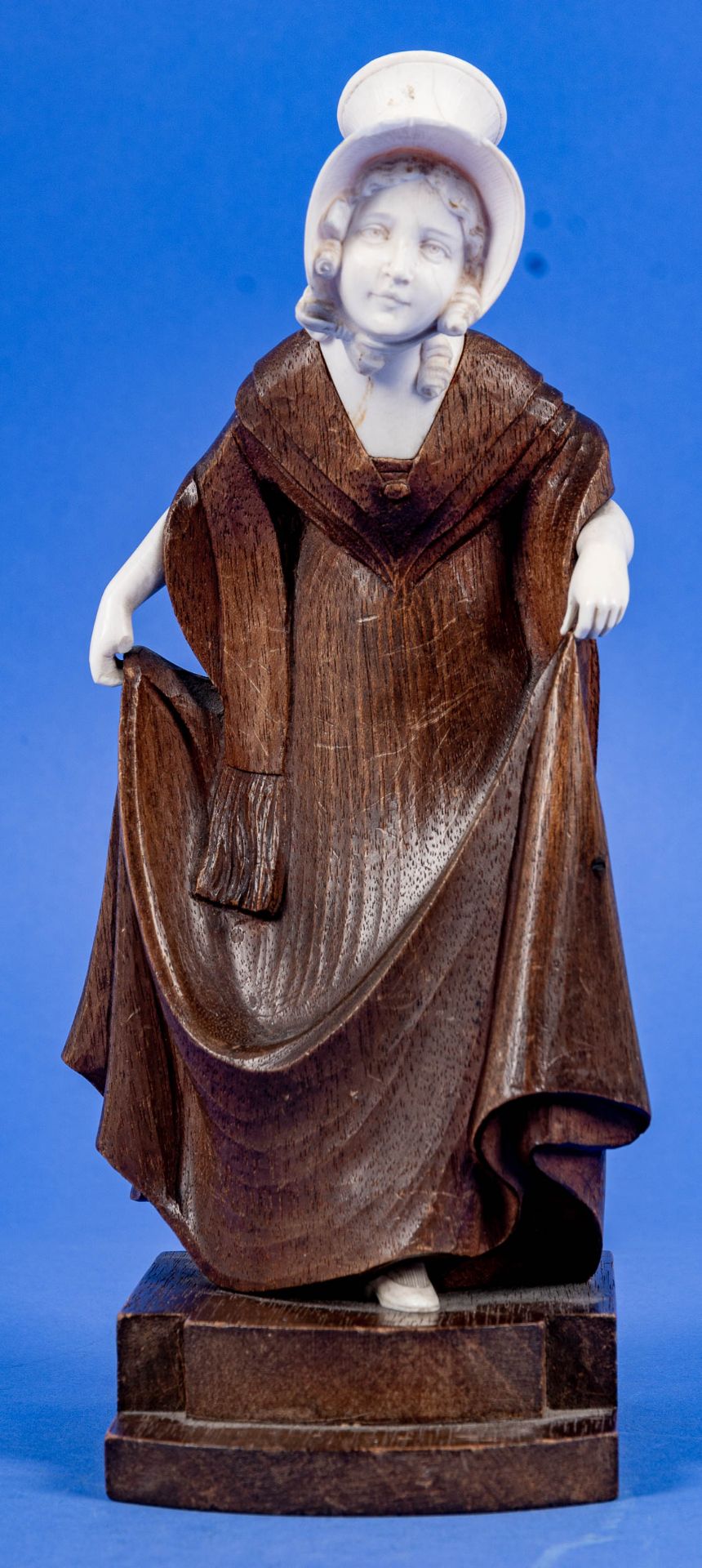 "Mädchen in Biedermeier-Tracht", Chryselephantin Skulptur/Figur, Mahagoni geschnitzt, Schuh, Untera - Image 2 of 11