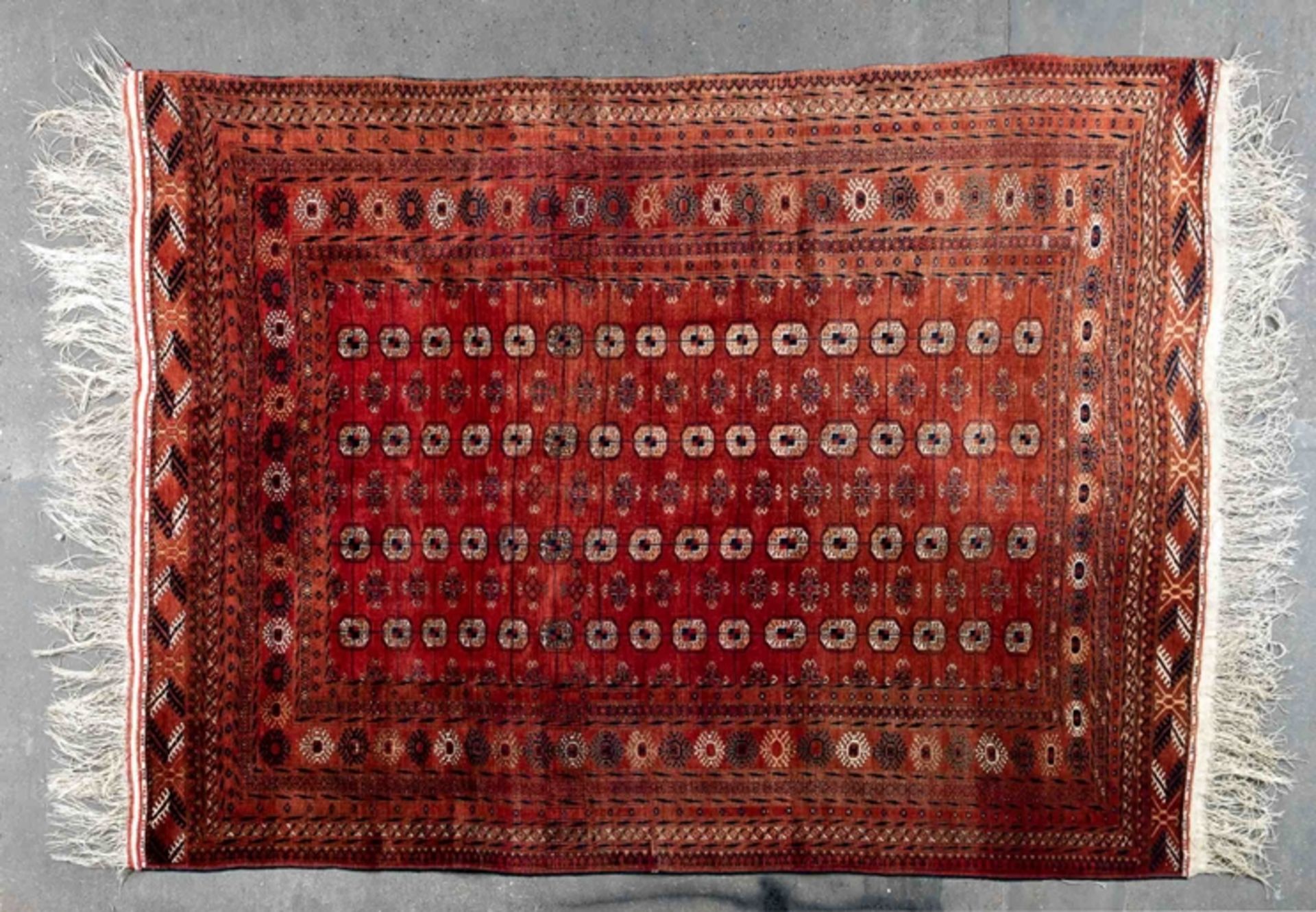 Älterer Buchara-Teppich in dezenten Rot-Braun Tönen; rötlicher Fond mit insgesamt 64 Güls; ca. 200 