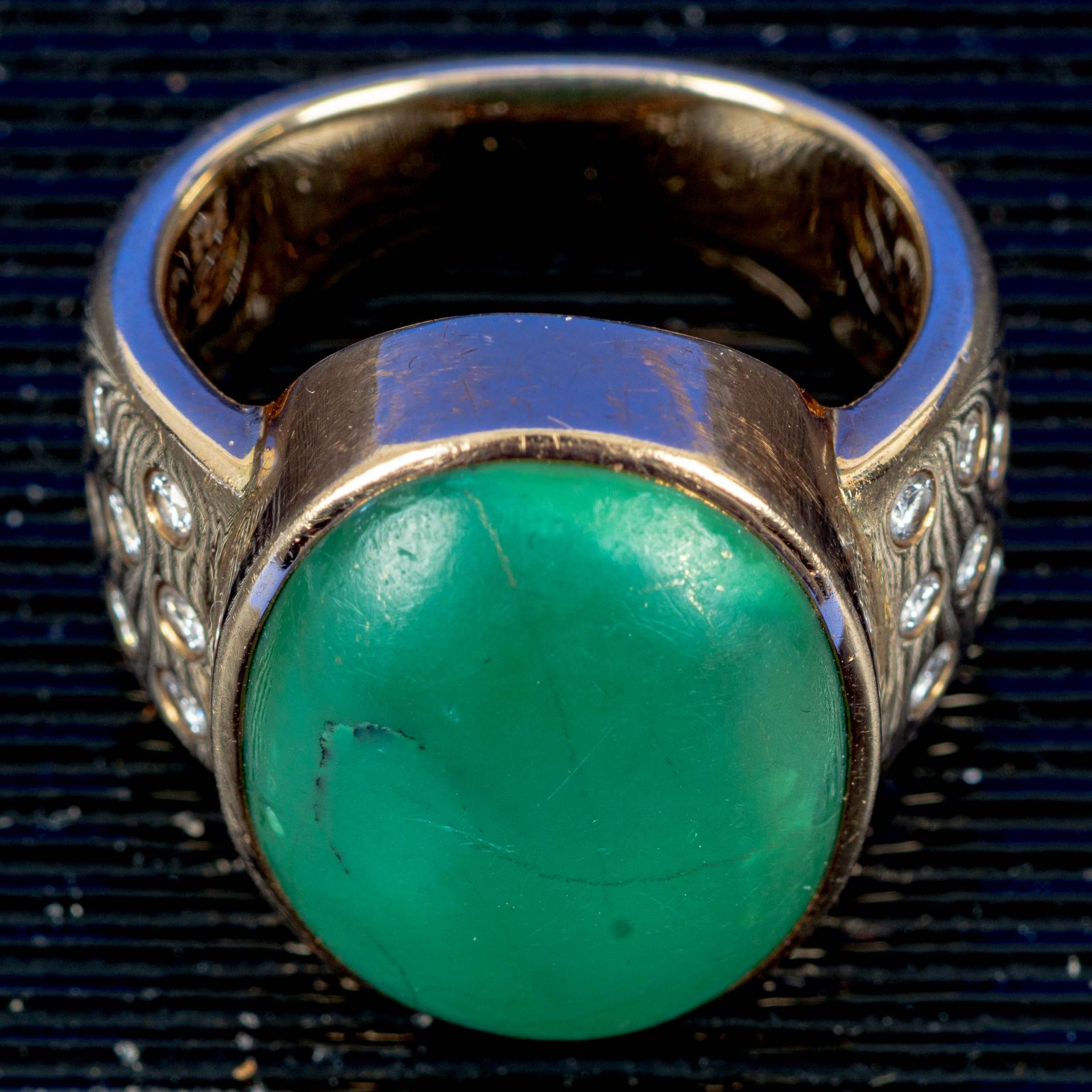 Schwerer 585er Gelbgoldring mit grünem Jade - Cabochon; vor wenigen Jahren von Juwelier Bade, Celle - Bild 3 aus 10