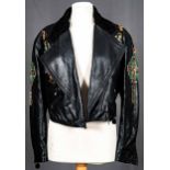 Orig. Vintage-Lederjacke aus dem Hause GIANNI VERSACE mit aufwändigem Metalldraht-, Farbstein- und