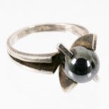 Extravaganter Ring des Art-Deco, Pforzheim der 1920er/30er Jahre, 835er Silberfassung mit polierter