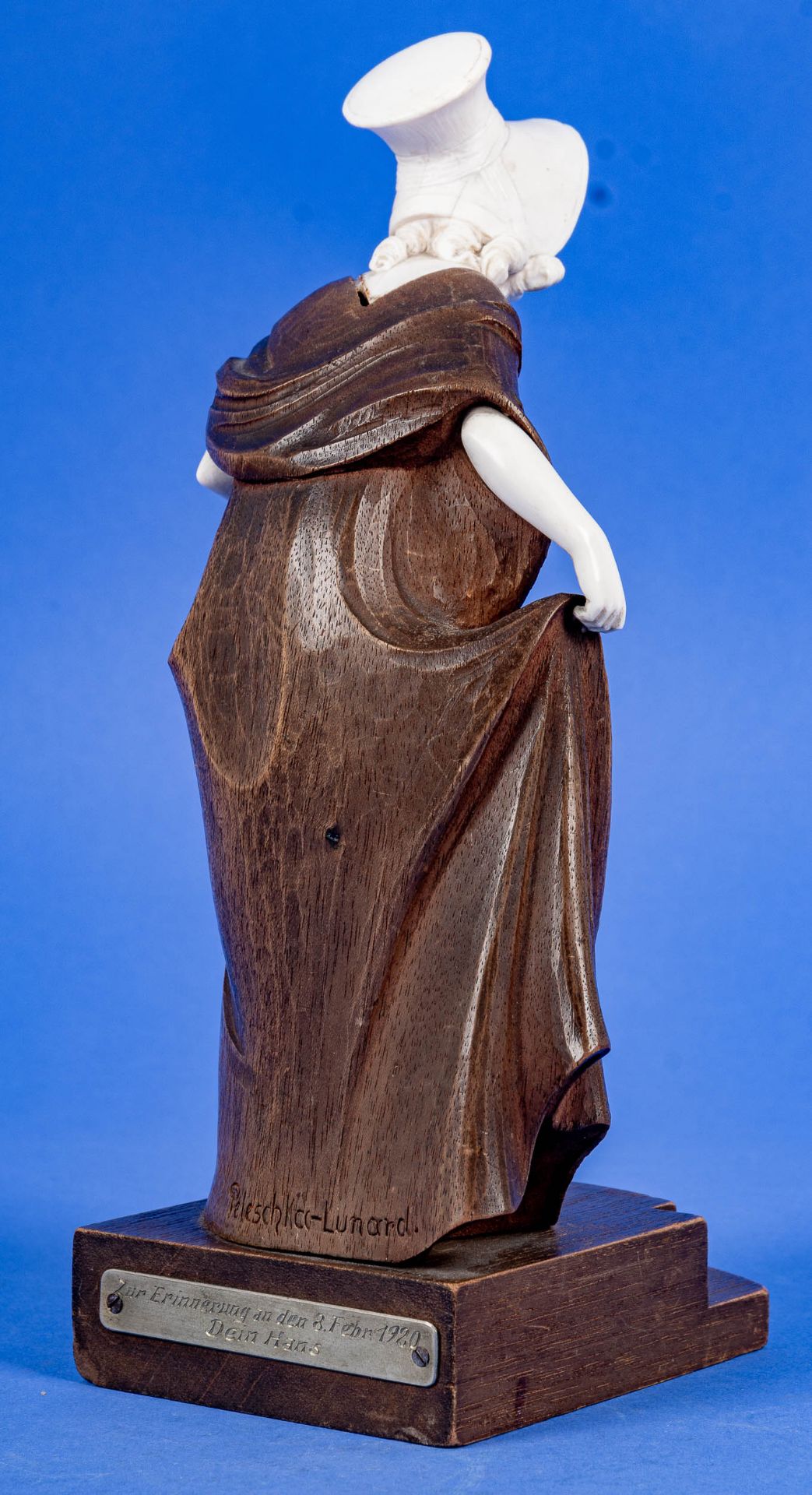 "Mädchen in Biedermeier-Tracht", Chryselephantin Skulptur/Figur, Mahagoni geschnitzt, Schuh, Untera - Image 4 of 11