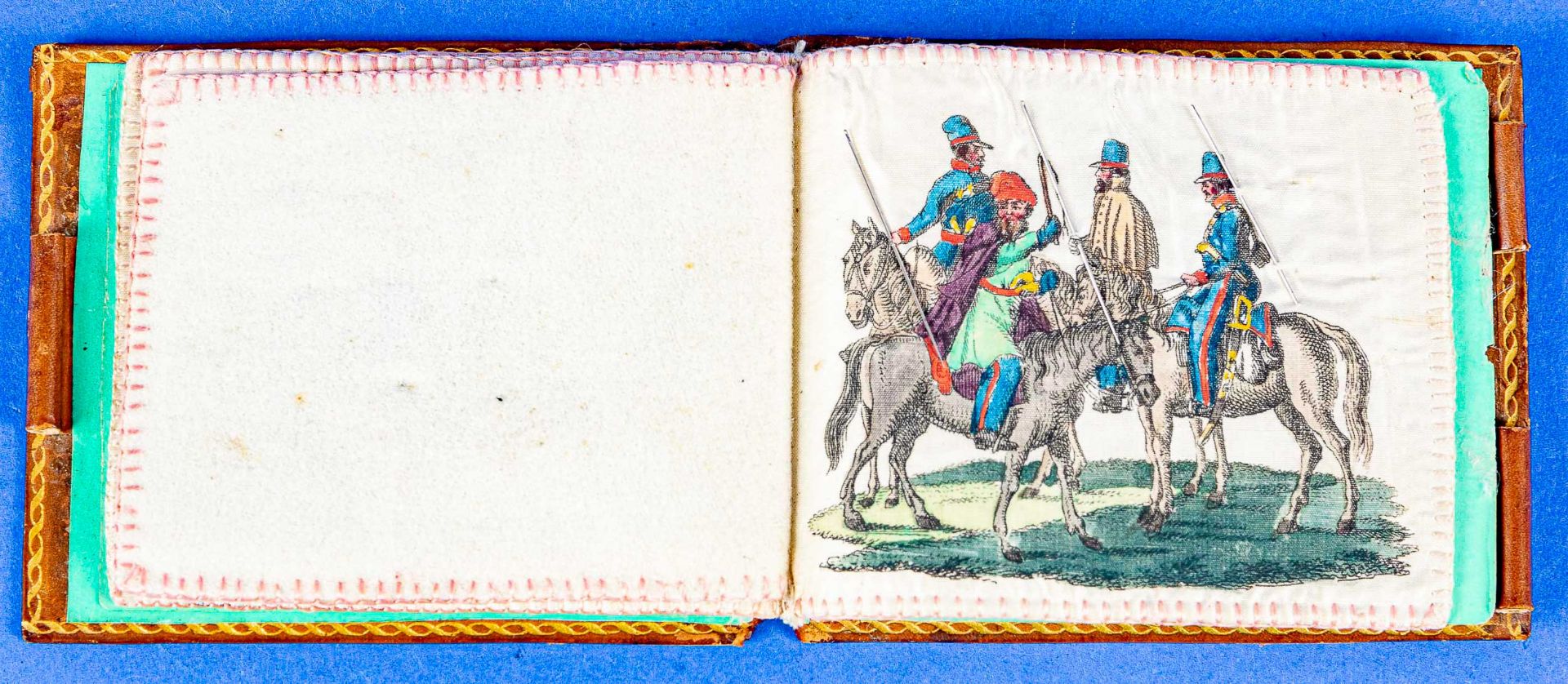Nadelheft mit Schuber um 1820, 3 Blatt colorierte Kupferstiche auf Seide; Ledereinband mit etwas Ve - Image 5 of 10