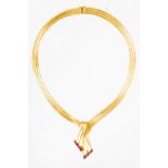 Zeitlos elegantes 3strängiges 18K-Gelbgold Collier mit Rubinsplitterbesatz, sehr schöner, getragene