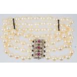 Prächtiges 4reihiges Zuchtperlenarmband, einzeln geknotete Perlen mit silbrig-weißem Lüster (Durchm