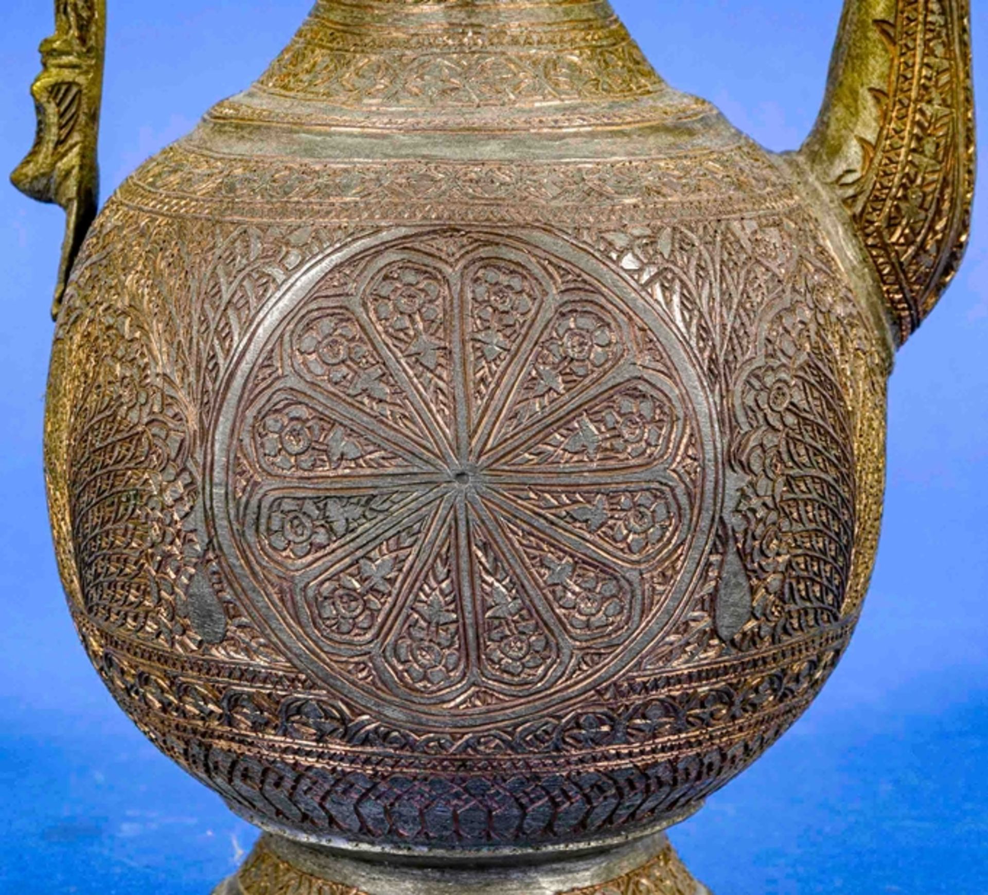 Äußerst aufwändig gravierte persische Deckelkanne, Kupfer, Höhe ca. 34,5 cm; Deckel sollte befestig - Image 7 of 9