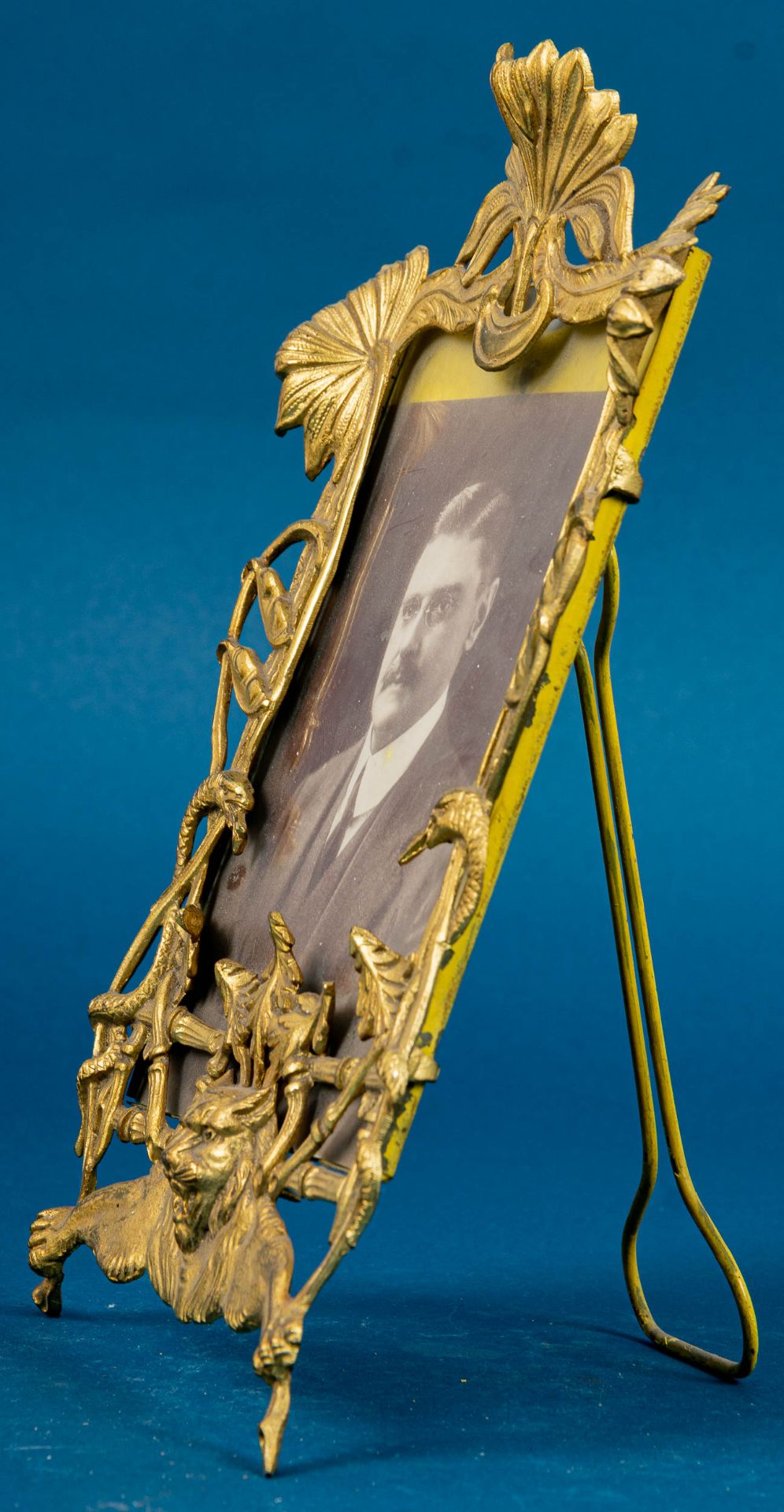 Dekorativer Tischbilderrahmen, Historismus um 1900, goldbronzierter Metallguss, Höhe ca. 23,5 cm. S - Bild 8 aus 9