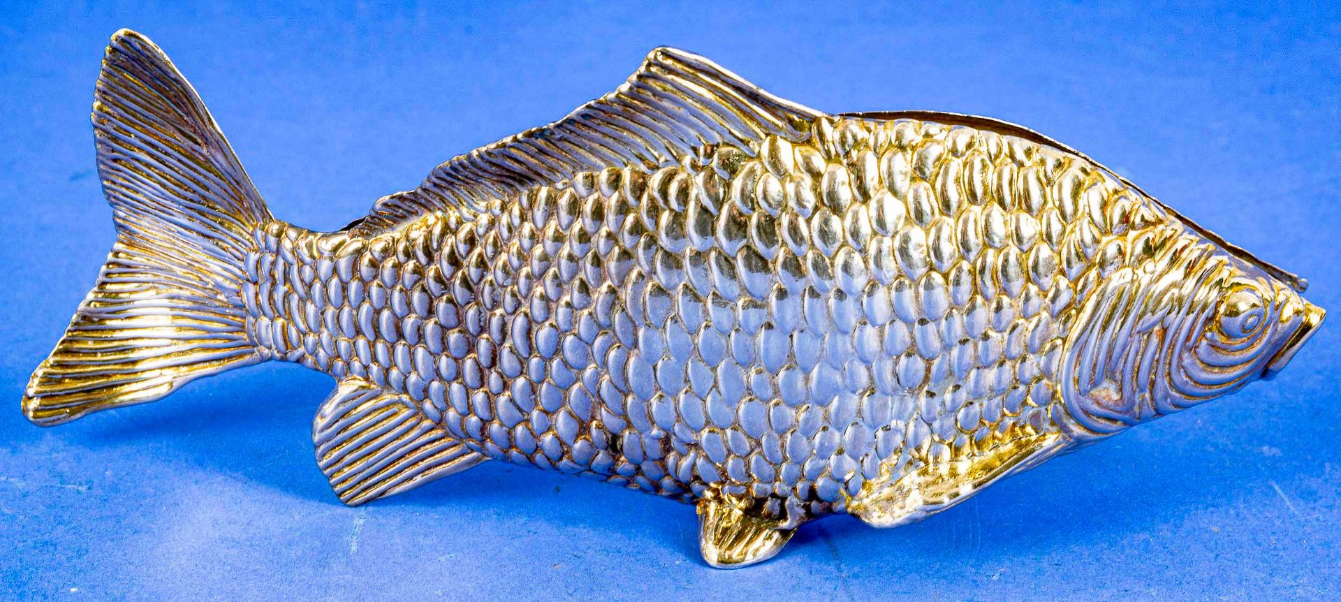 Serviettenhalter in Karpfenform, versilbertes Metall, Länge ca. 21 cm. - Bild 5 aus 8