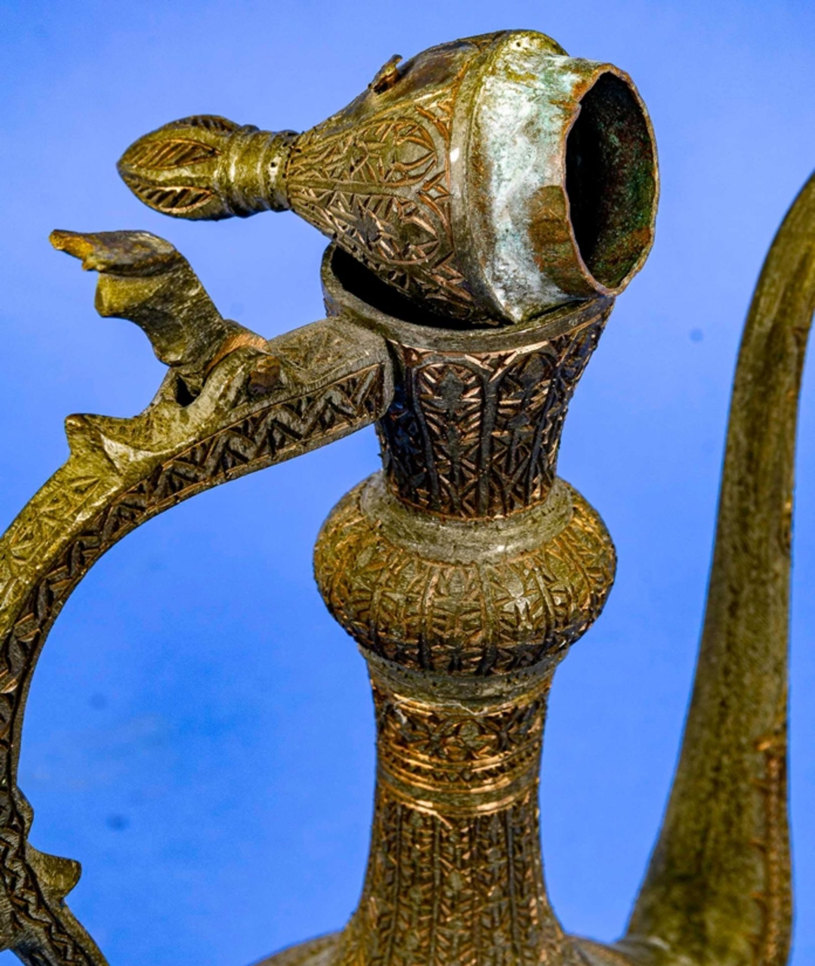 Äußerst aufwändig gravierte persische Deckelkanne, Kupfer, Höhe ca. 34,5 cm; Deckel sollte befestig - Image 6 of 9