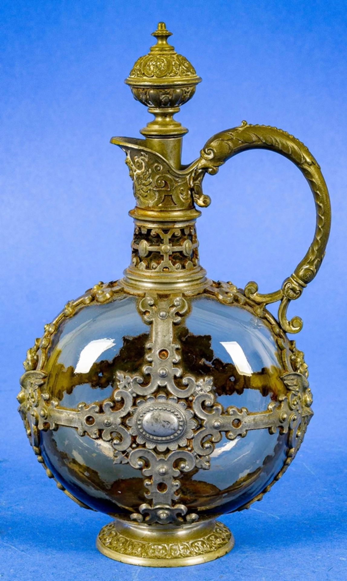 Kleine Karaffe für Likör o. ä., gelbliches Glas mit aufwändiger Zinnmontur, Historismus um 1900. Hö