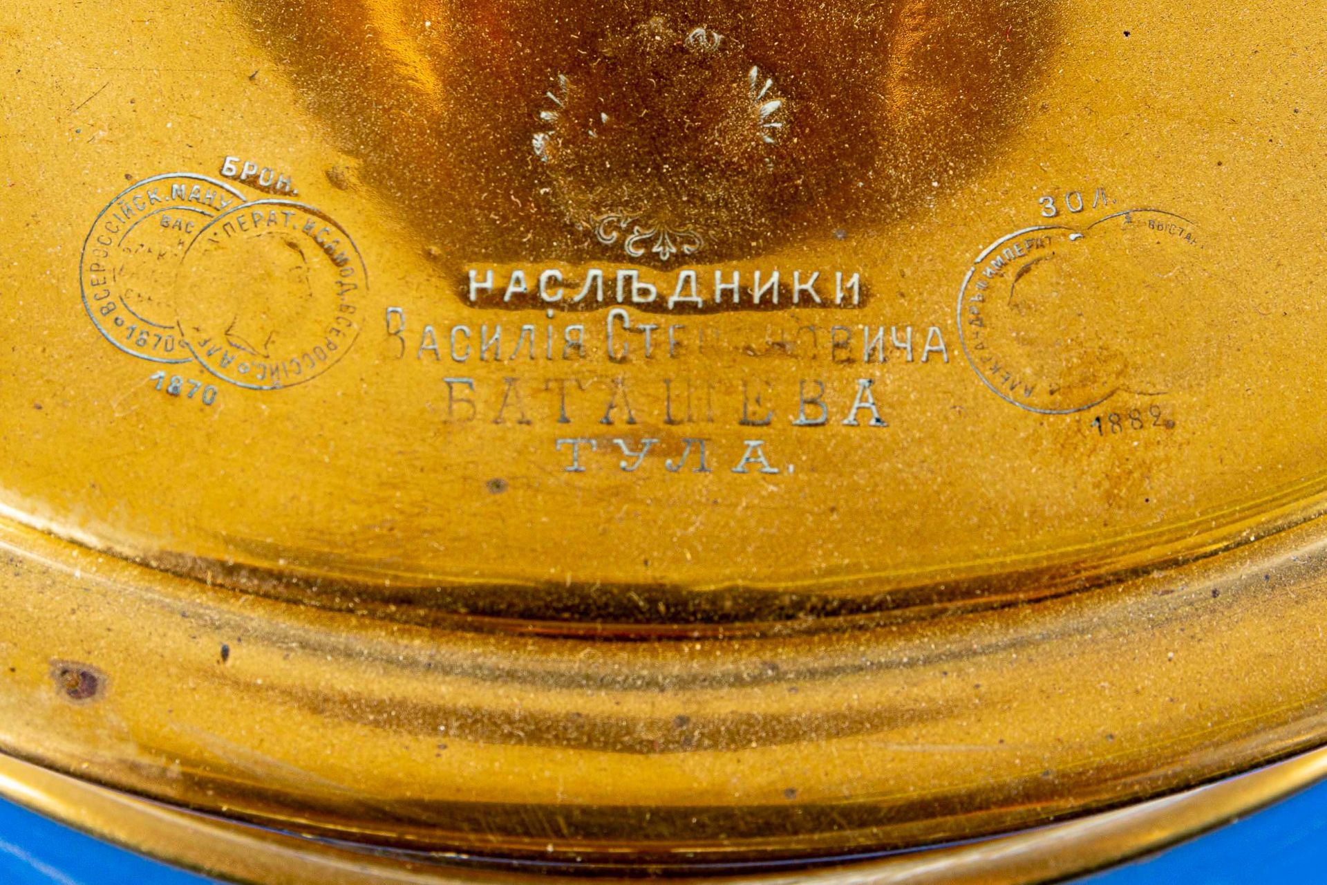 Prachtvoller großer russischer Samowar. Polierter Messingkorpus mit seitlichen, abklappbaren Trageh - Image 4 of 16