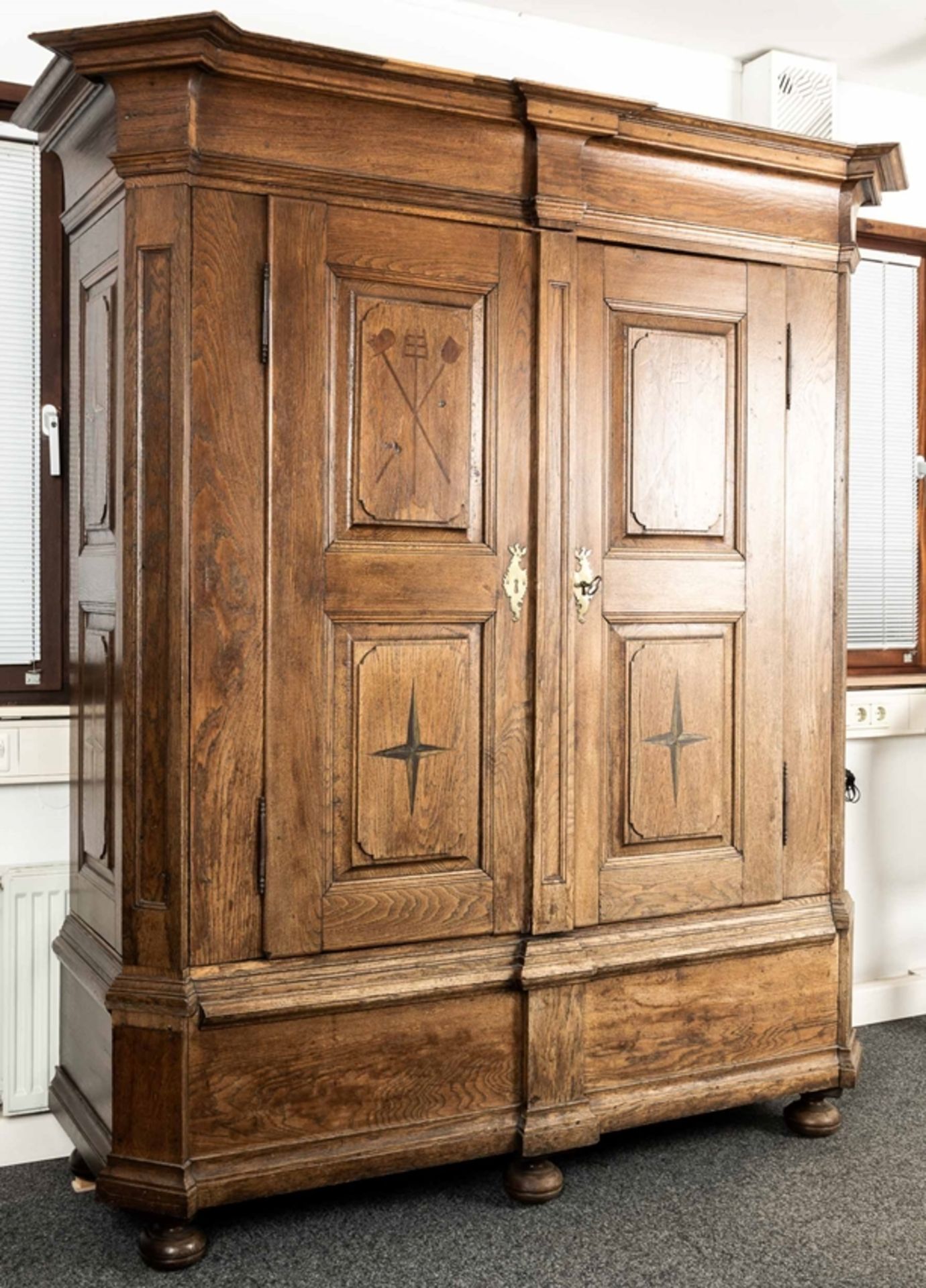 Seltener ZUNFTSCHRANK DER BIERBRAUER; Dielenschrank, deutsch um 1800/20, voll zerlegbarer zweitürig - Bild 2 aus 20