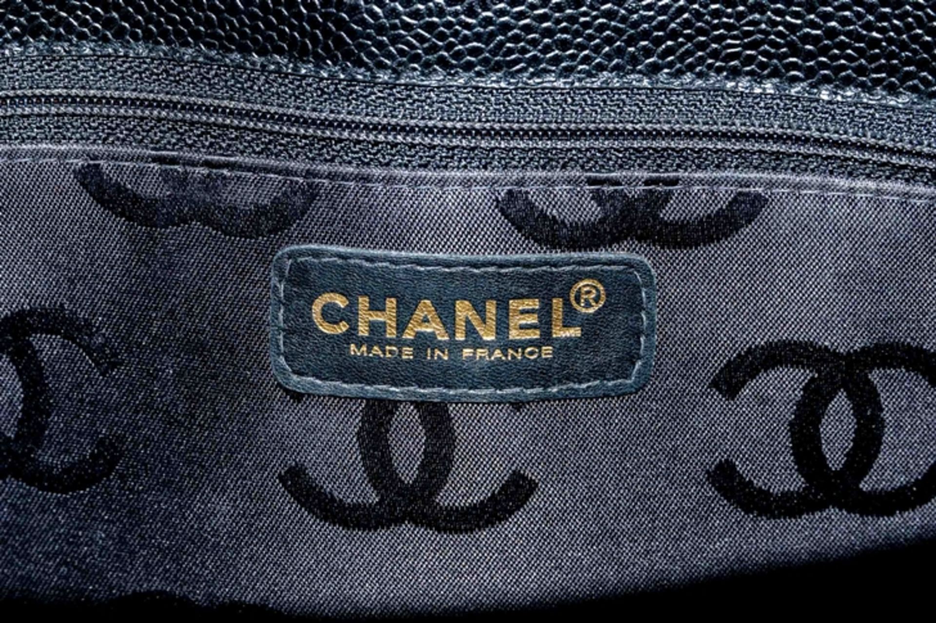 CHANEL, schwarze Lederhandtasche des Pariser Luxus-Labels, Taschennummer 7732591. Sehr schöner, wen - Image 9 of 9