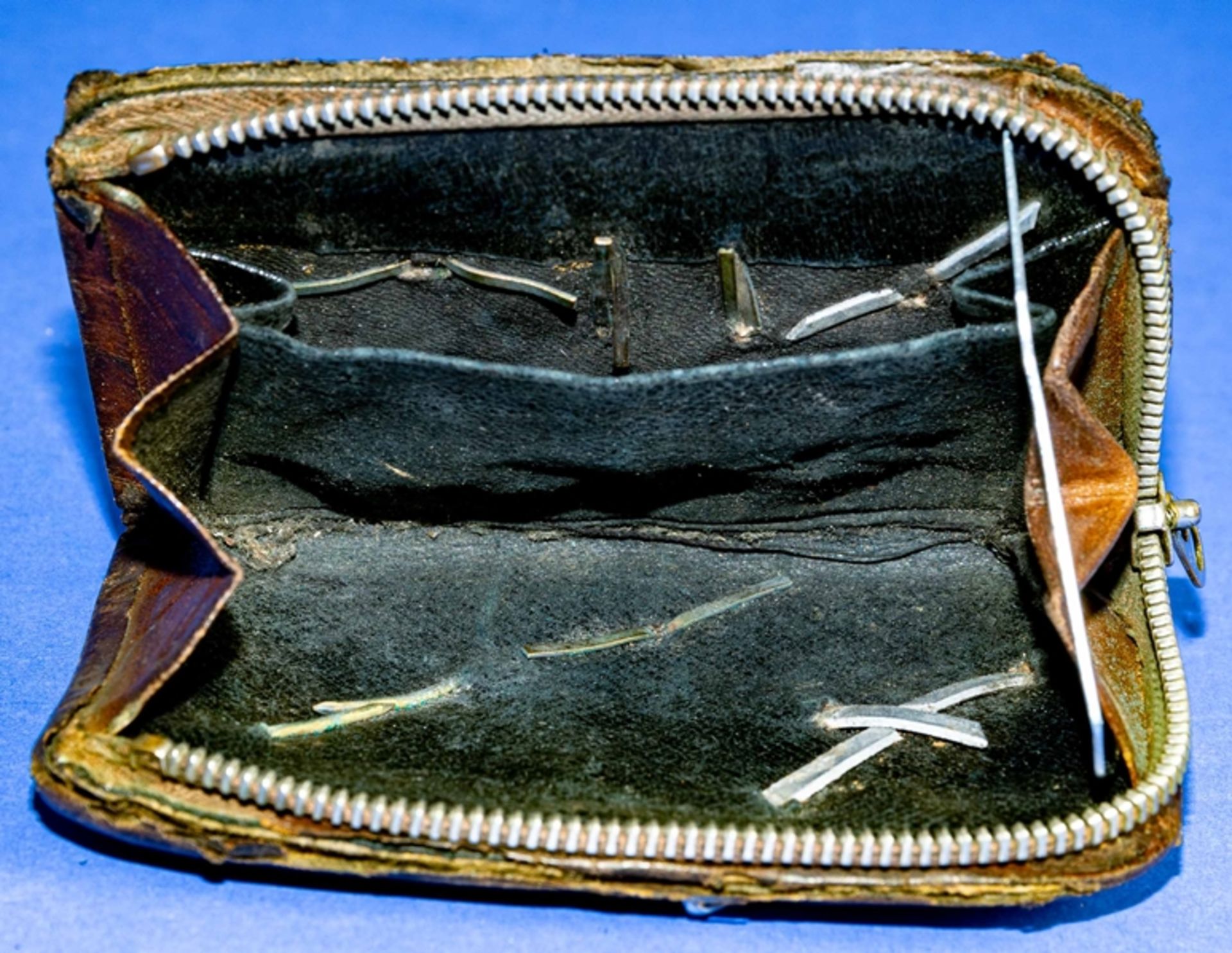 Geldbörse eines Wehrmachtsangehörigen, braunes Leder mit Reißverschluss, vorder- und rückseitig mit - Image 3 of 4