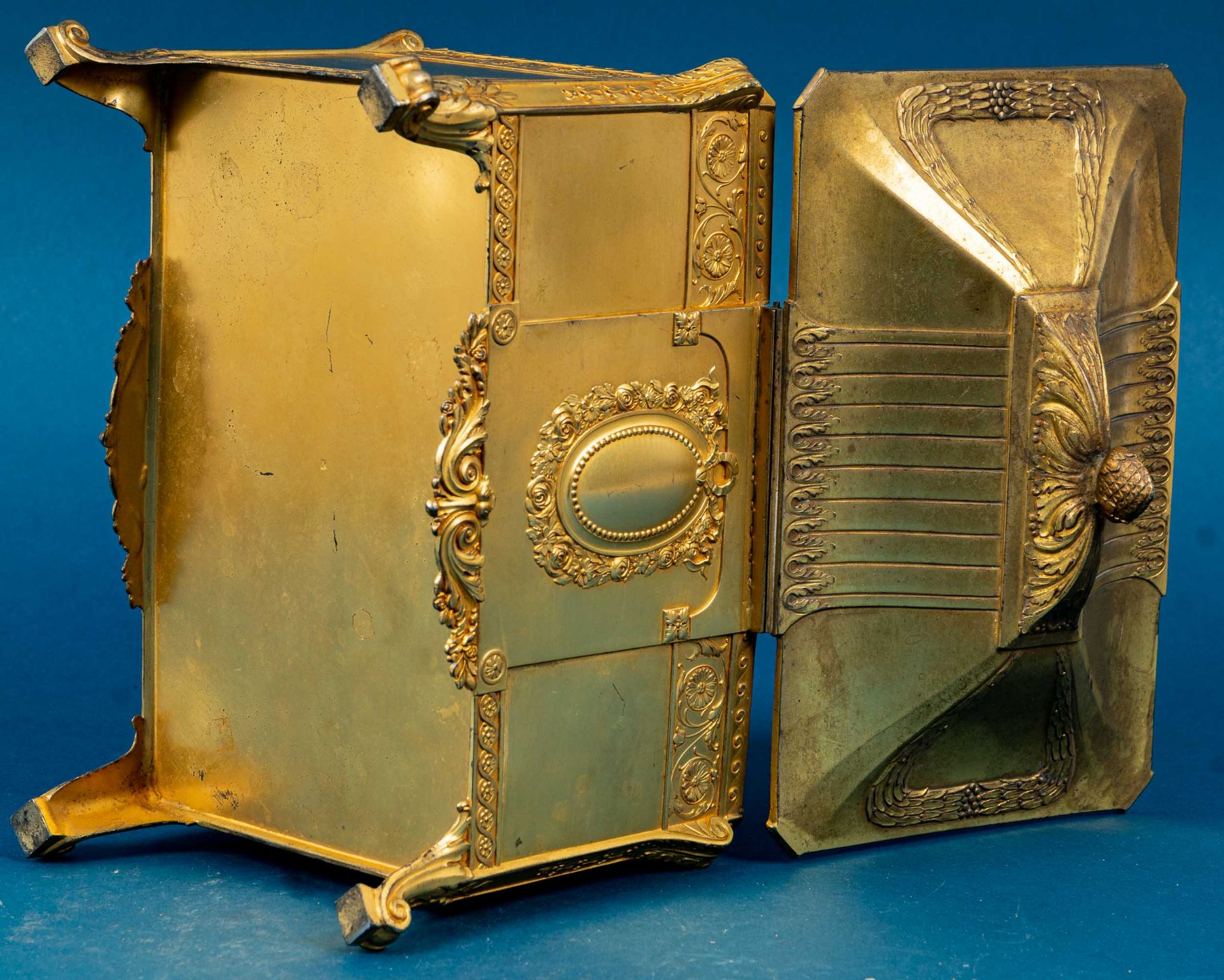 Dekorative Schmuckschatulle, Empire-Stil um 1900/20, ungemarktes goldfarbiges Metallgehäuse, innen - Image 17 of 17