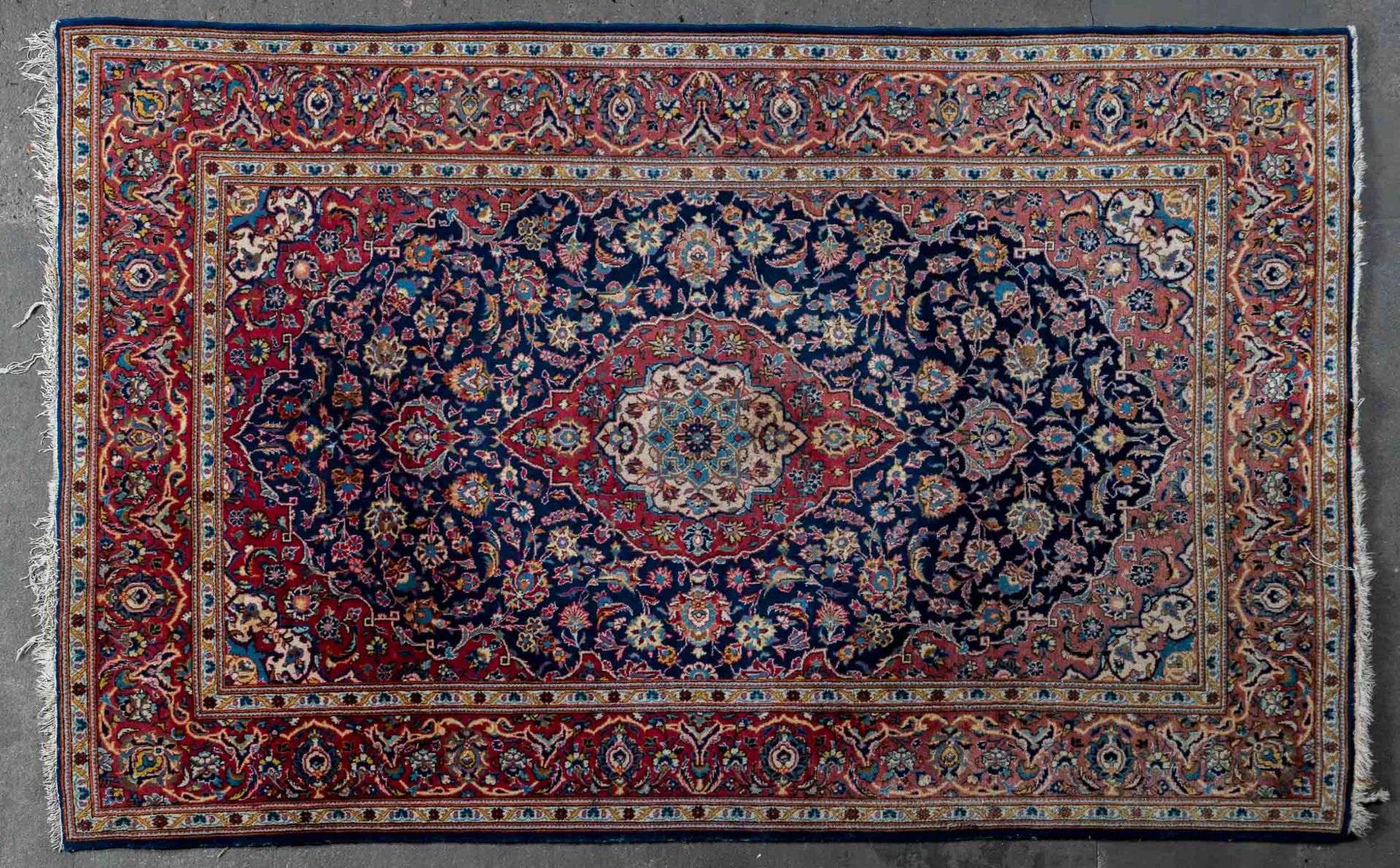 Größere Keshan-Teppichbrücke, Iran der 1970er/80er Jahre, ca. 138 x 220 cm. Blaugrundige Teppichbrü