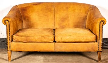 Älteres Ledersofa/zweisitzige Couch, engl. Stil, spätes 20. Jhdt., stärkere Alters- & Gebrauchsspur