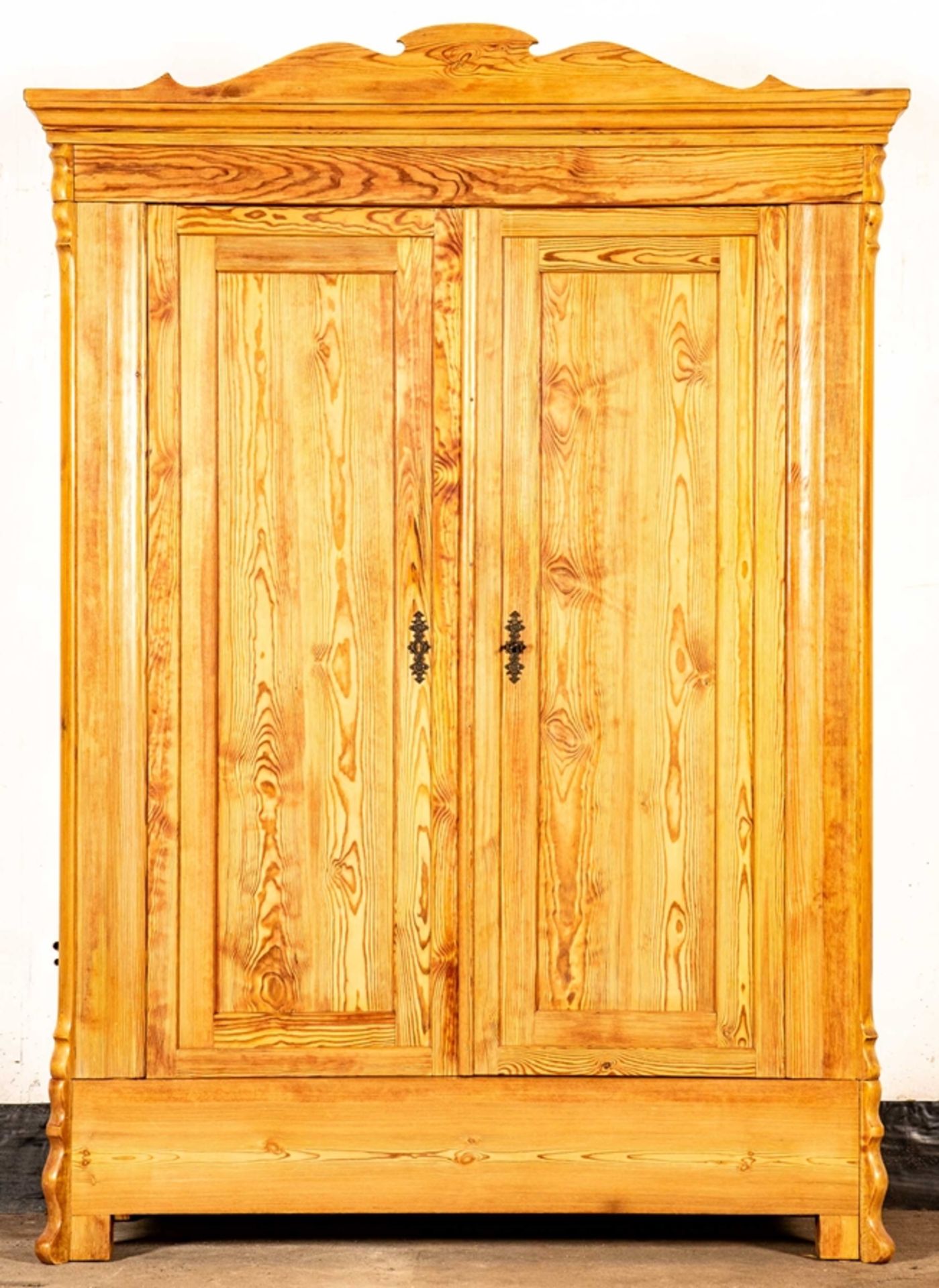 Antiker Dielenschrank, Kiefernholz massiv, voll zerlegbarer Kleiderschrank, ältere Restauration, gu